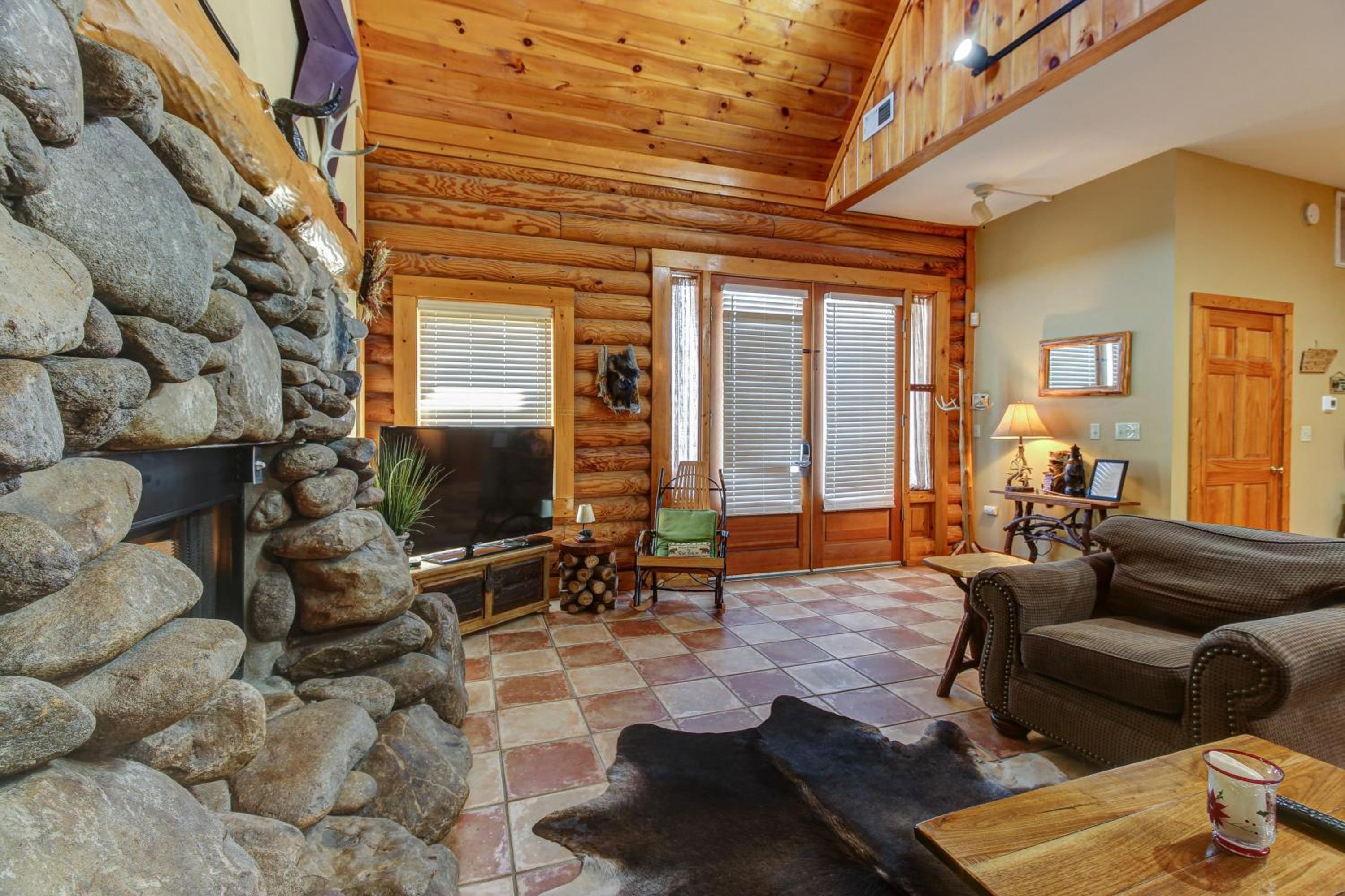 Near Dtwn! Multi-Level Pigeon Forge Cabin with Pool