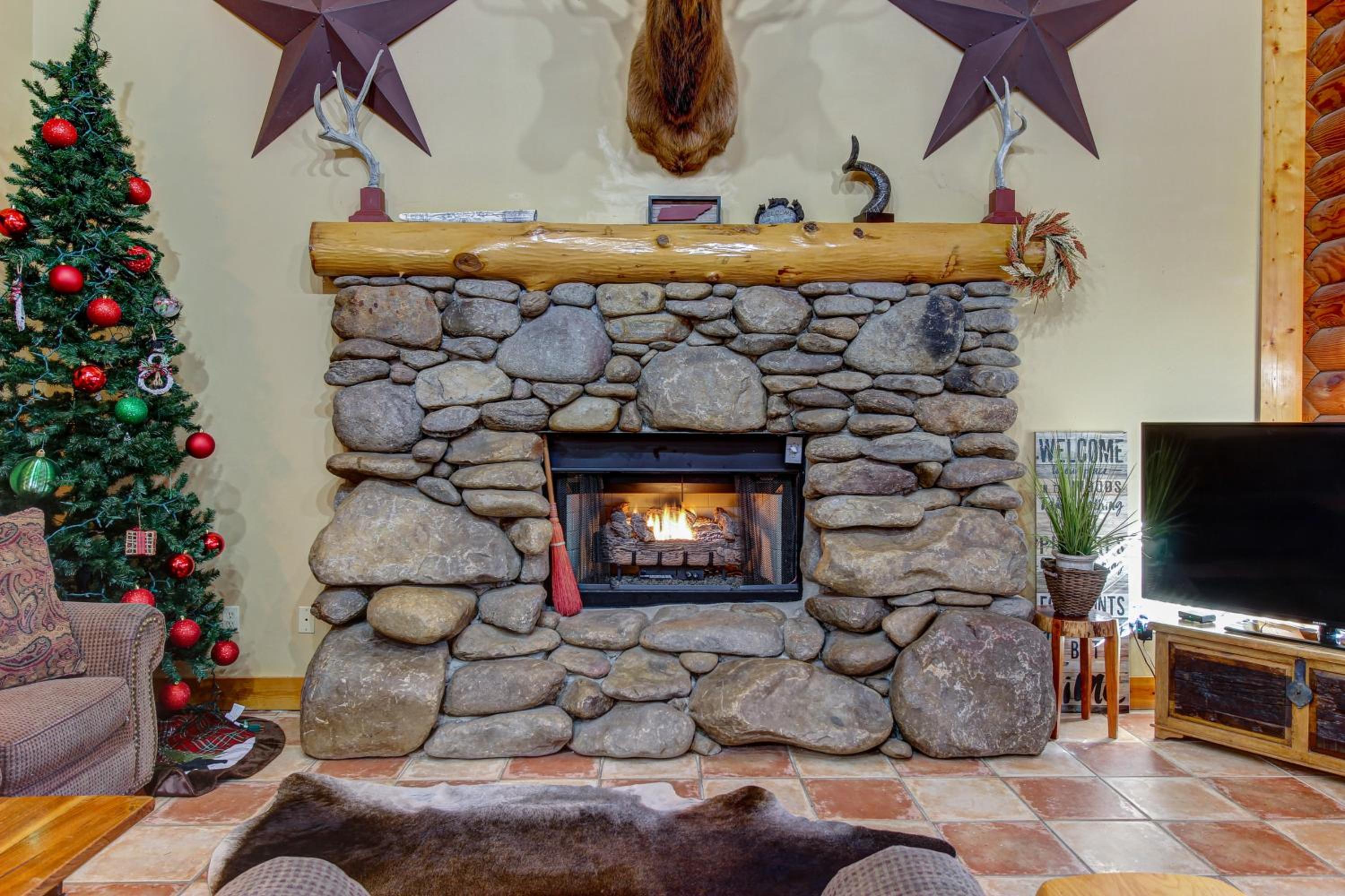 Near Dtwn! Multi-Level Pigeon Forge Cabin with Pool