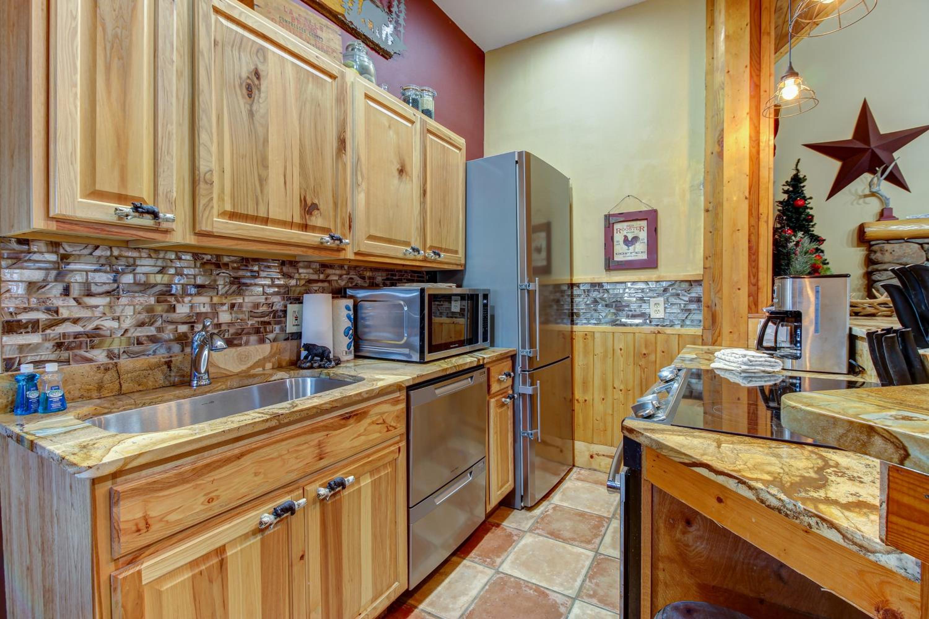 Near Dtwn! Multi-Level Pigeon Forge Cabin with Pool