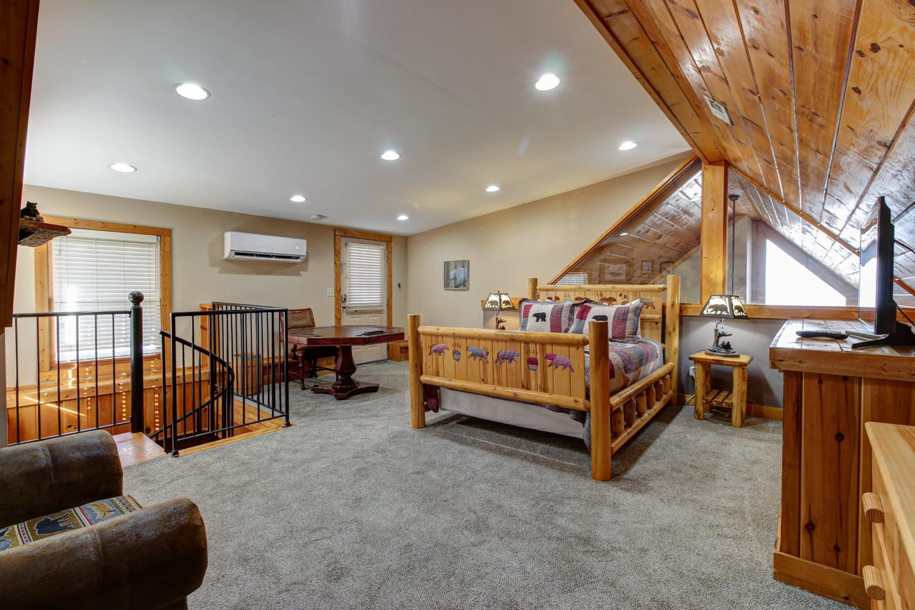 Near Dtwn! Multi-Level Pigeon Forge Cabin with Pool