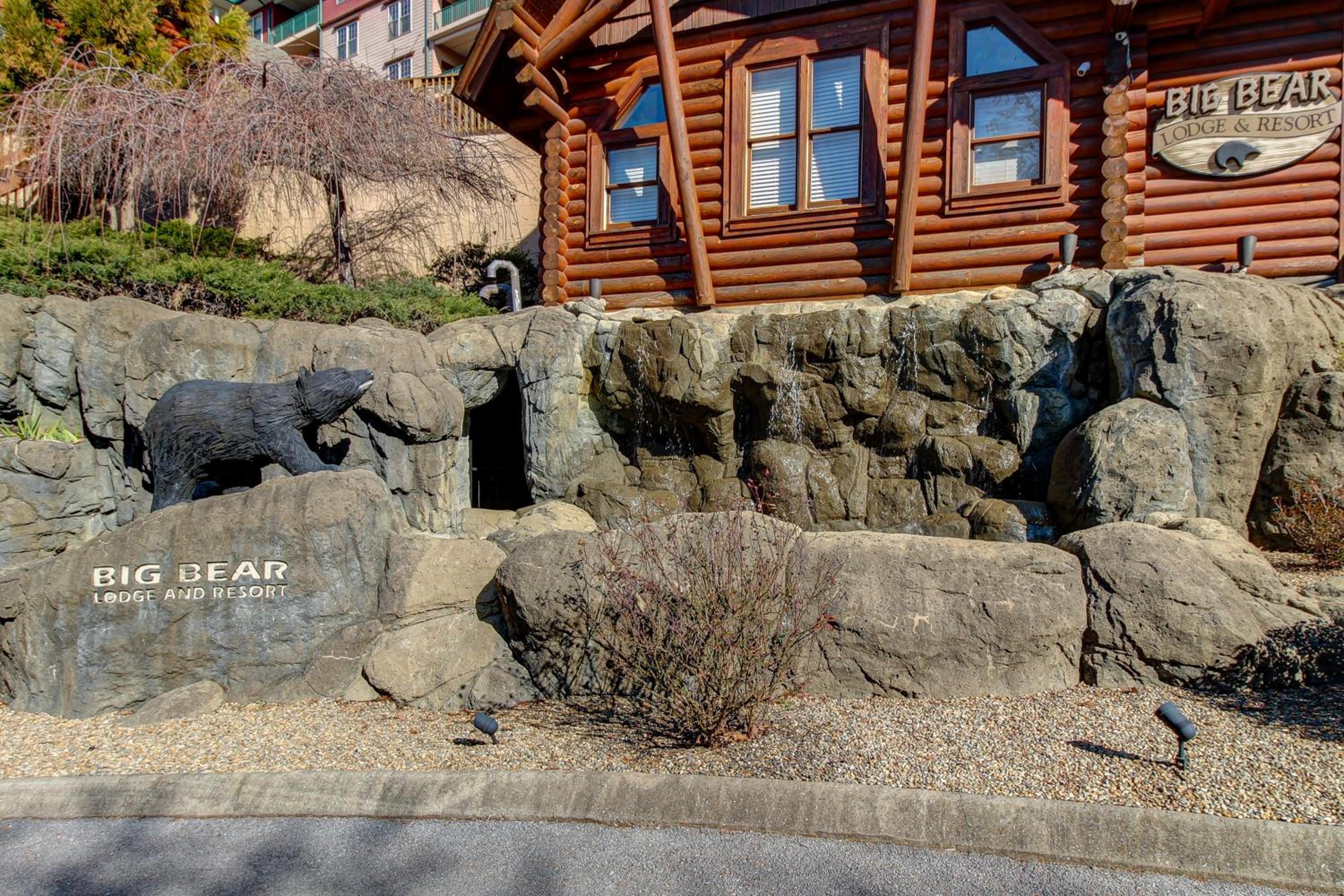 Near Dtwn! Multi-Level Pigeon Forge Cabin with Pool