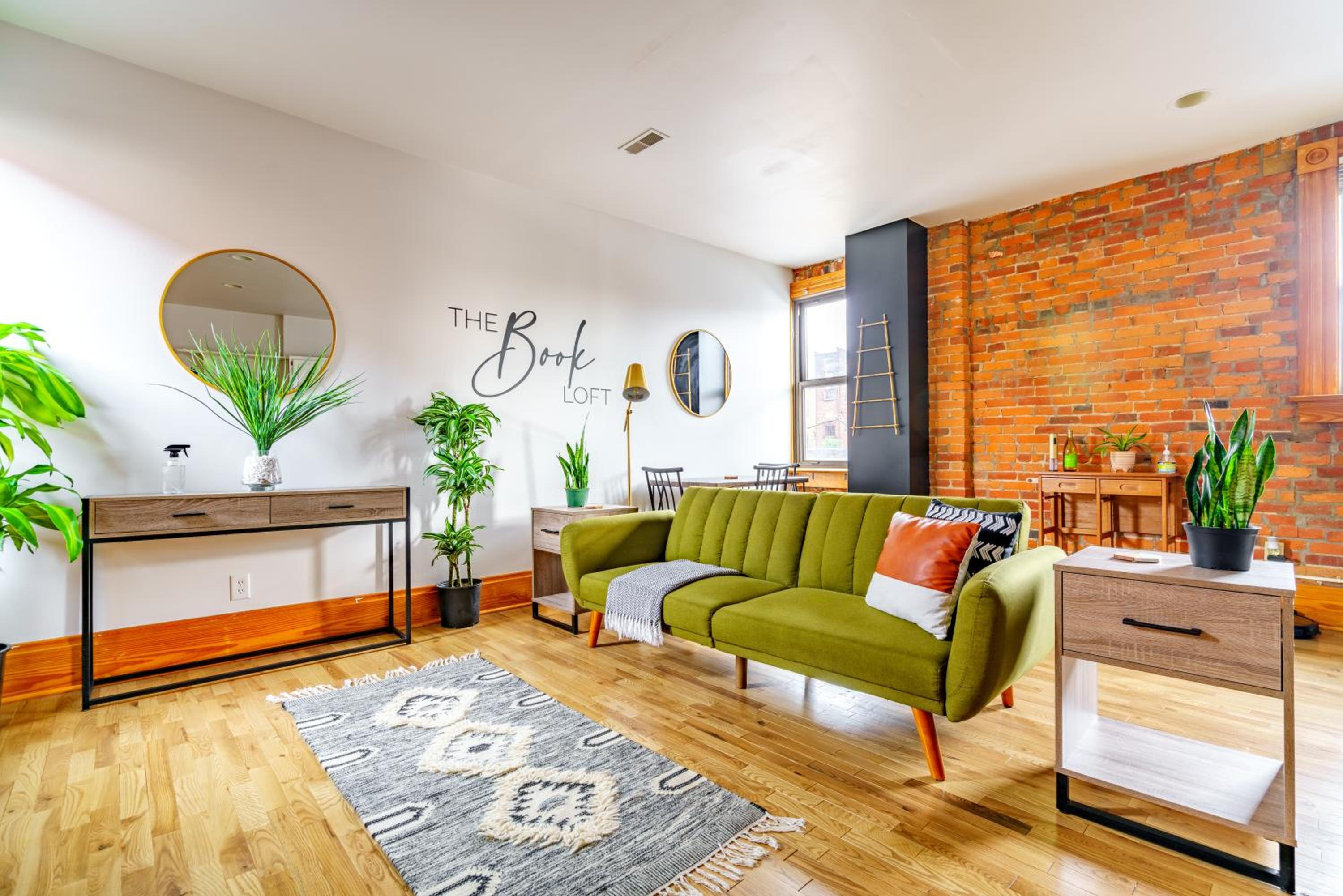 Jungle House Columbus Downtown Free Parking Sleeps 8 - Walk to Convention Center & Nationwide Arena - 1BR Short North Luxury Home - Over 5,800 Five Star St