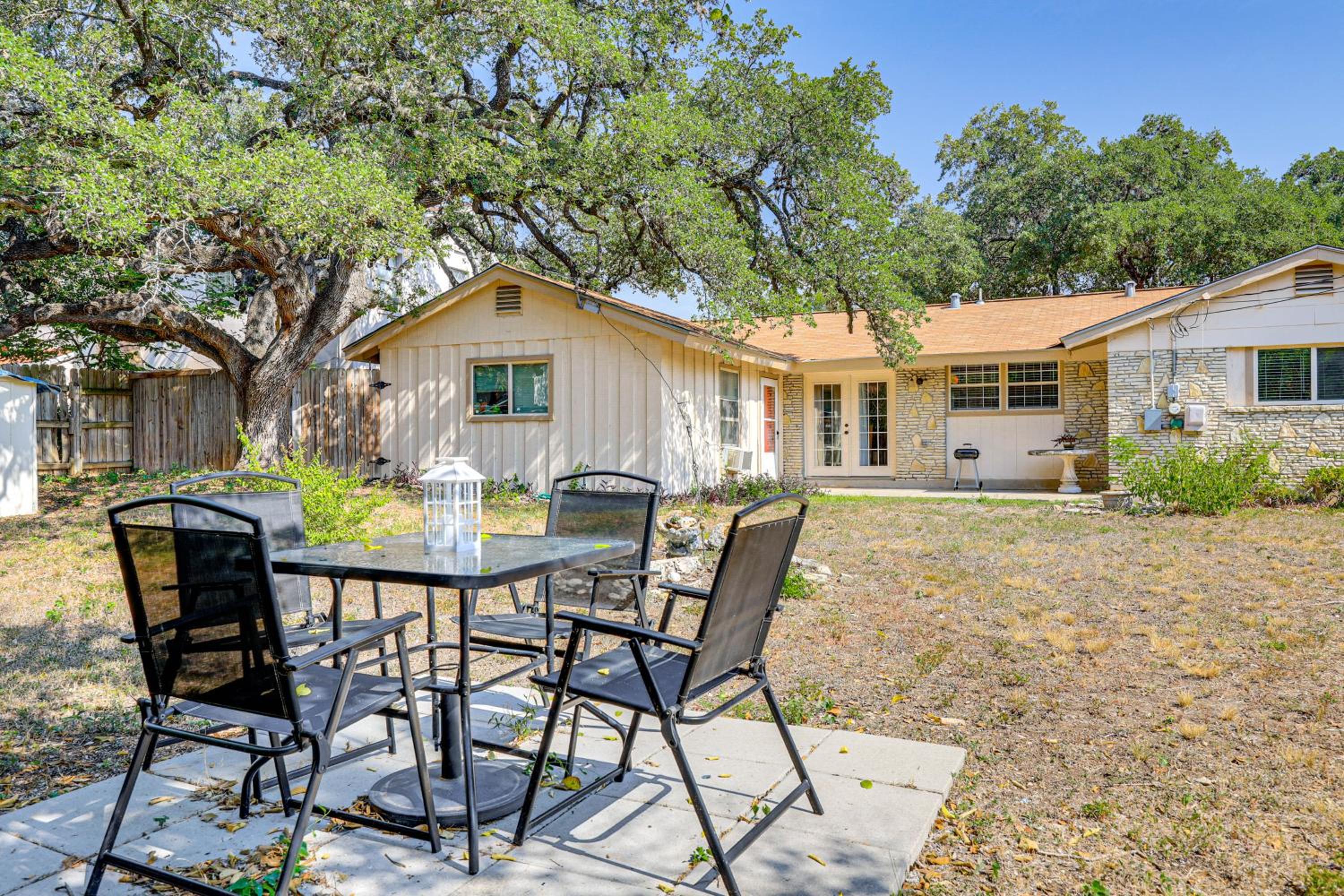 Large Yard Home 9 Mi to San Antonio River Walk