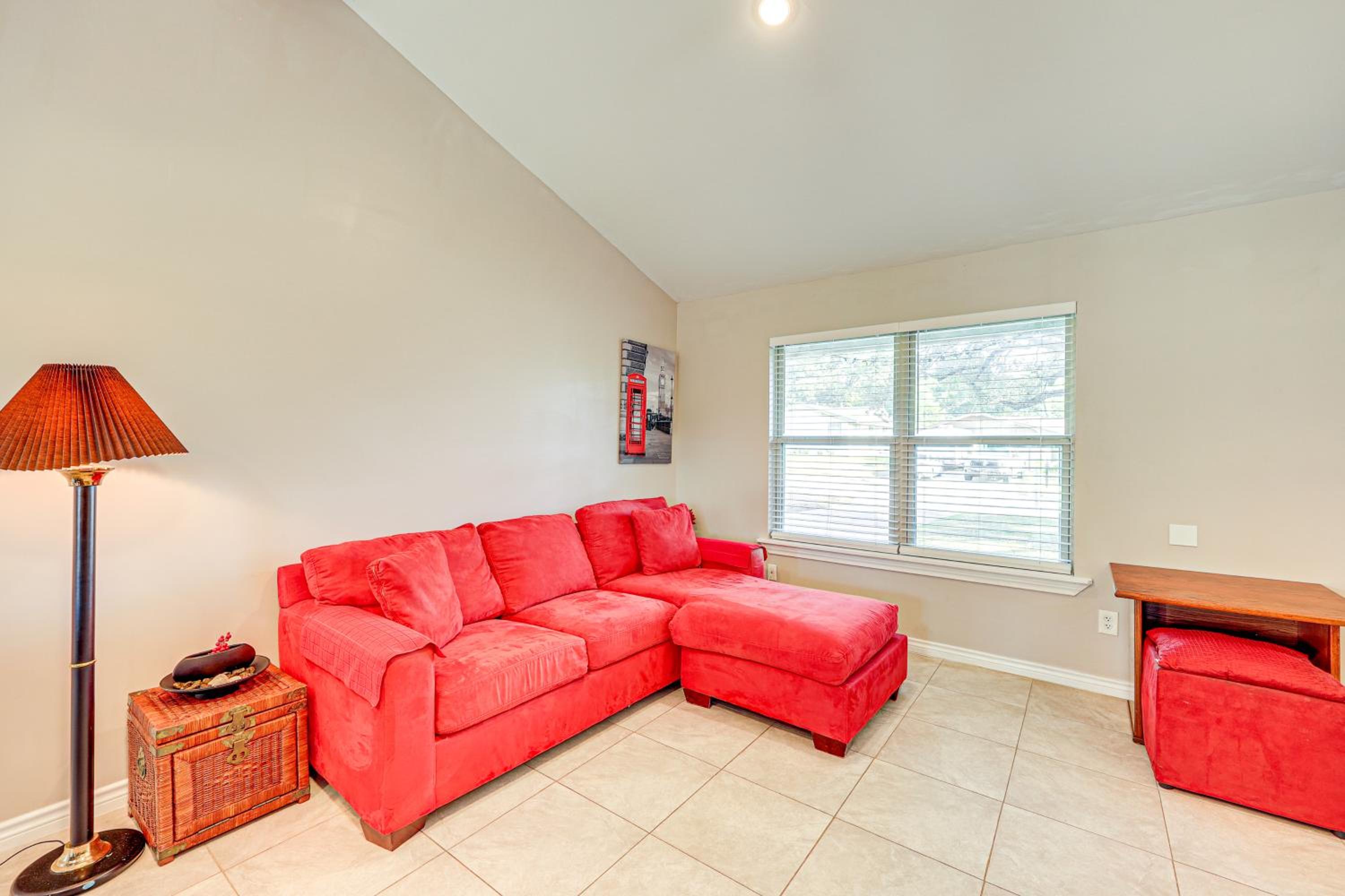 Large Yard Home 9 Mi to San Antonio River Walk
