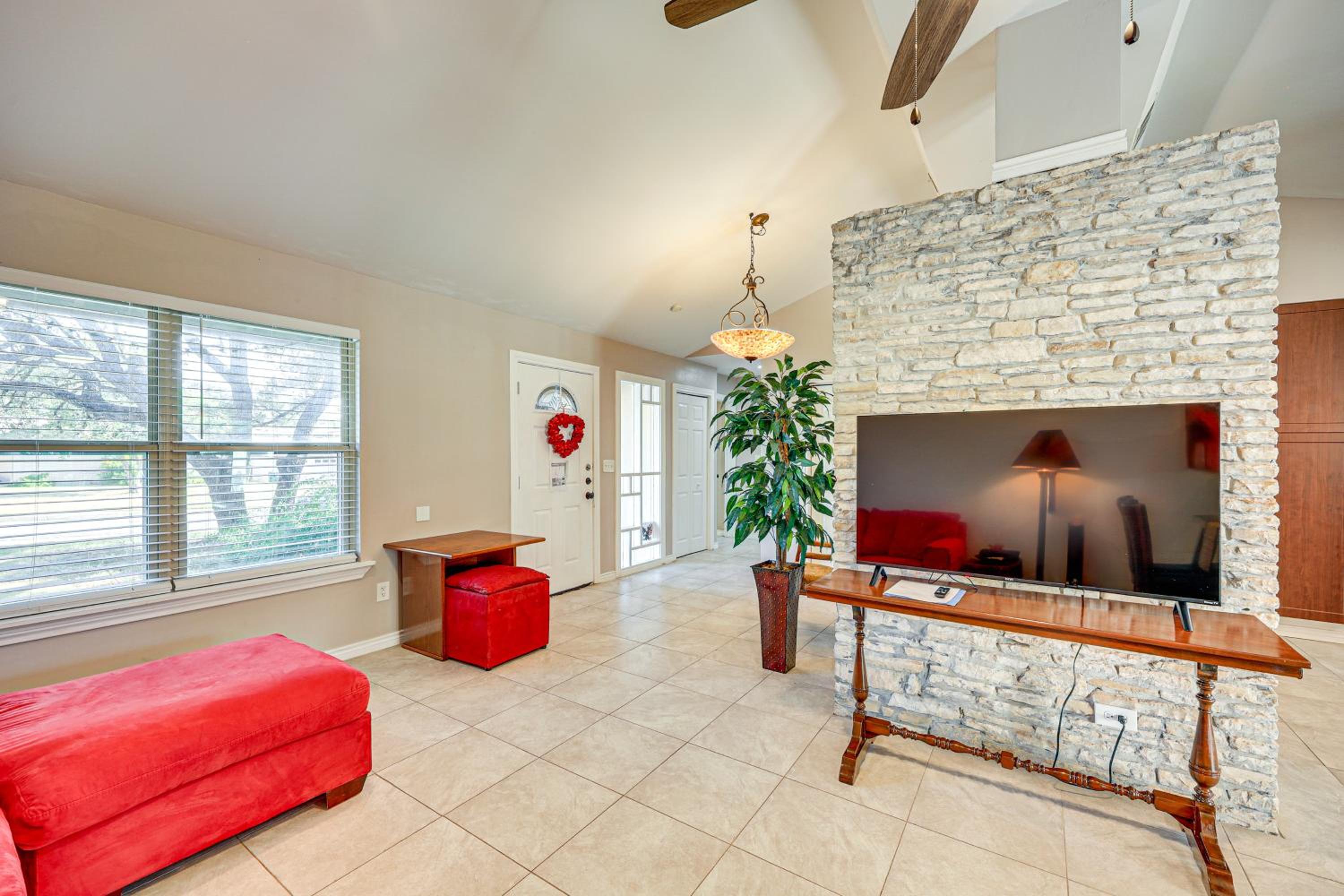 Large Yard Home 9 Mi to San Antonio River Walk