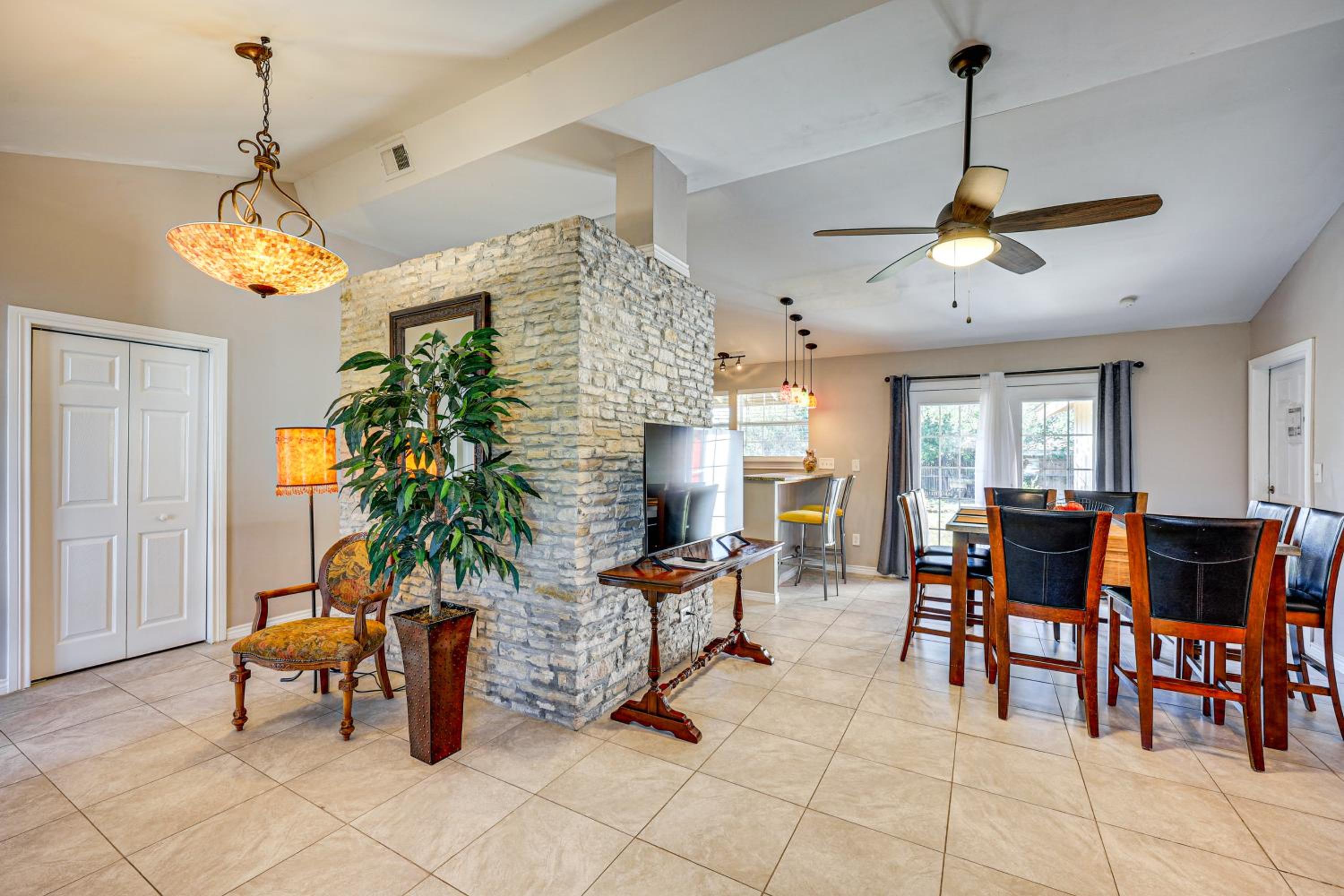 Large Yard Home 9 Mi to San Antonio River Walk