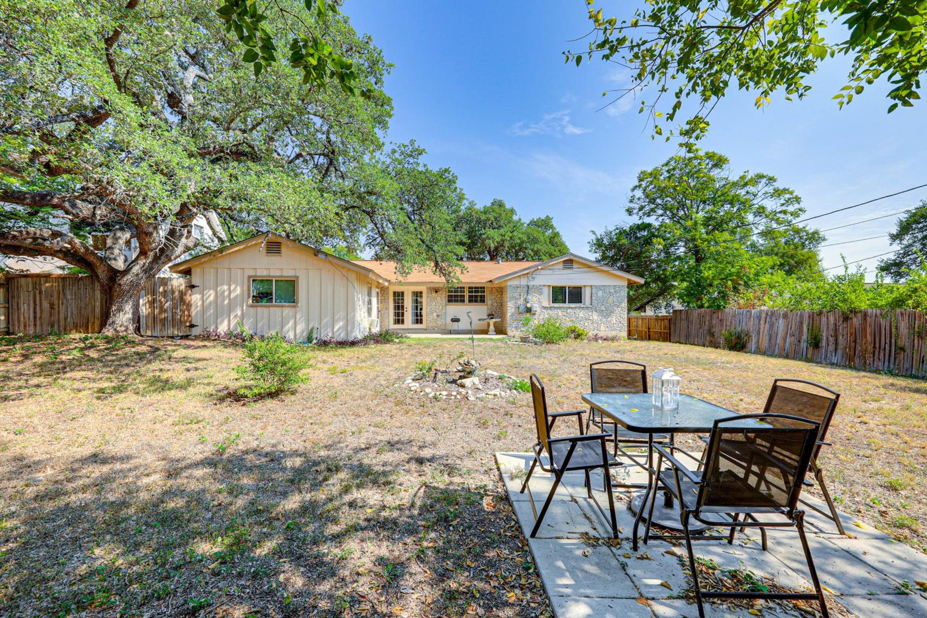 Large Yard Home 9 Mi to San Antonio River Walk