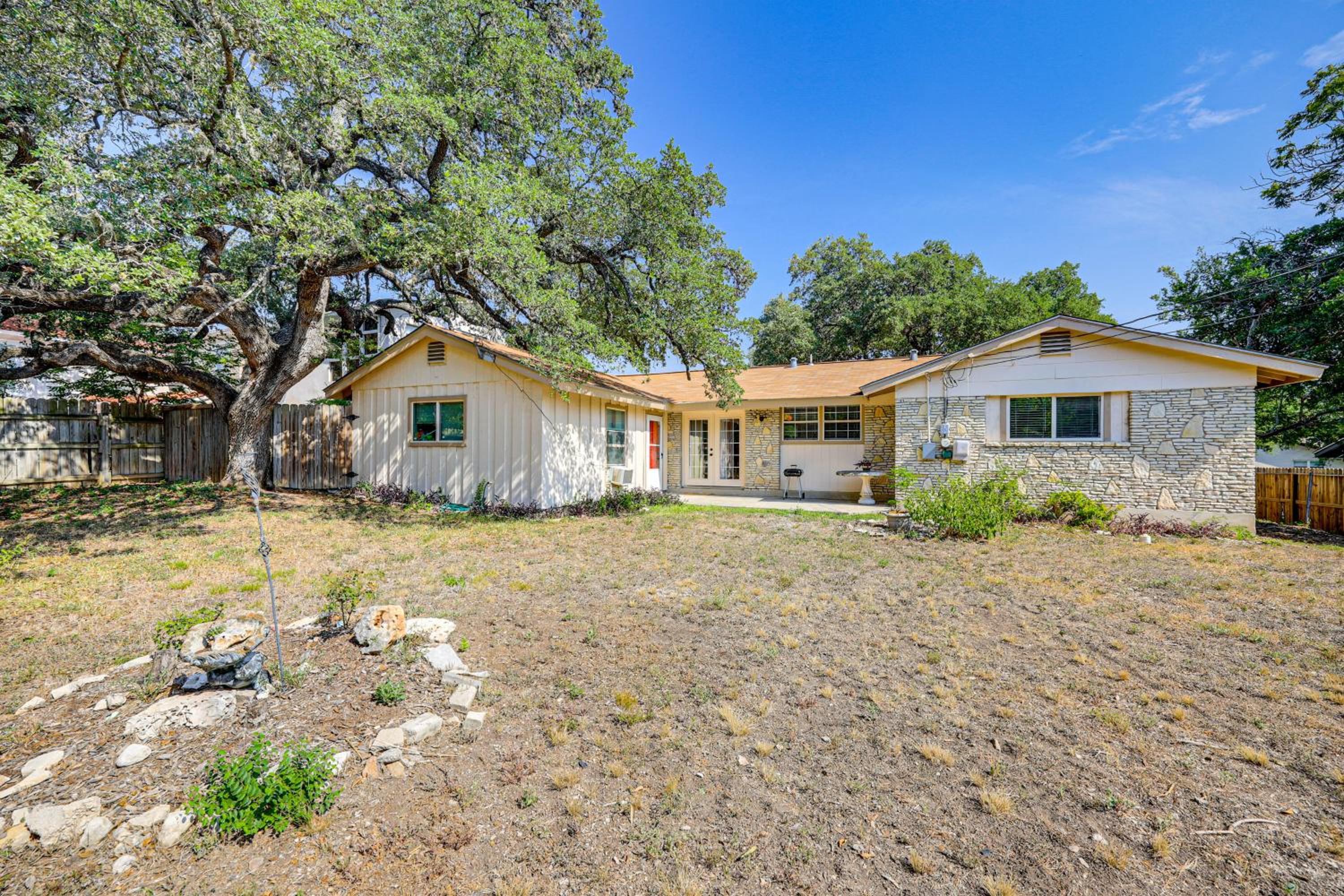 Large Yard Home 9 Mi to San Antonio River Walk