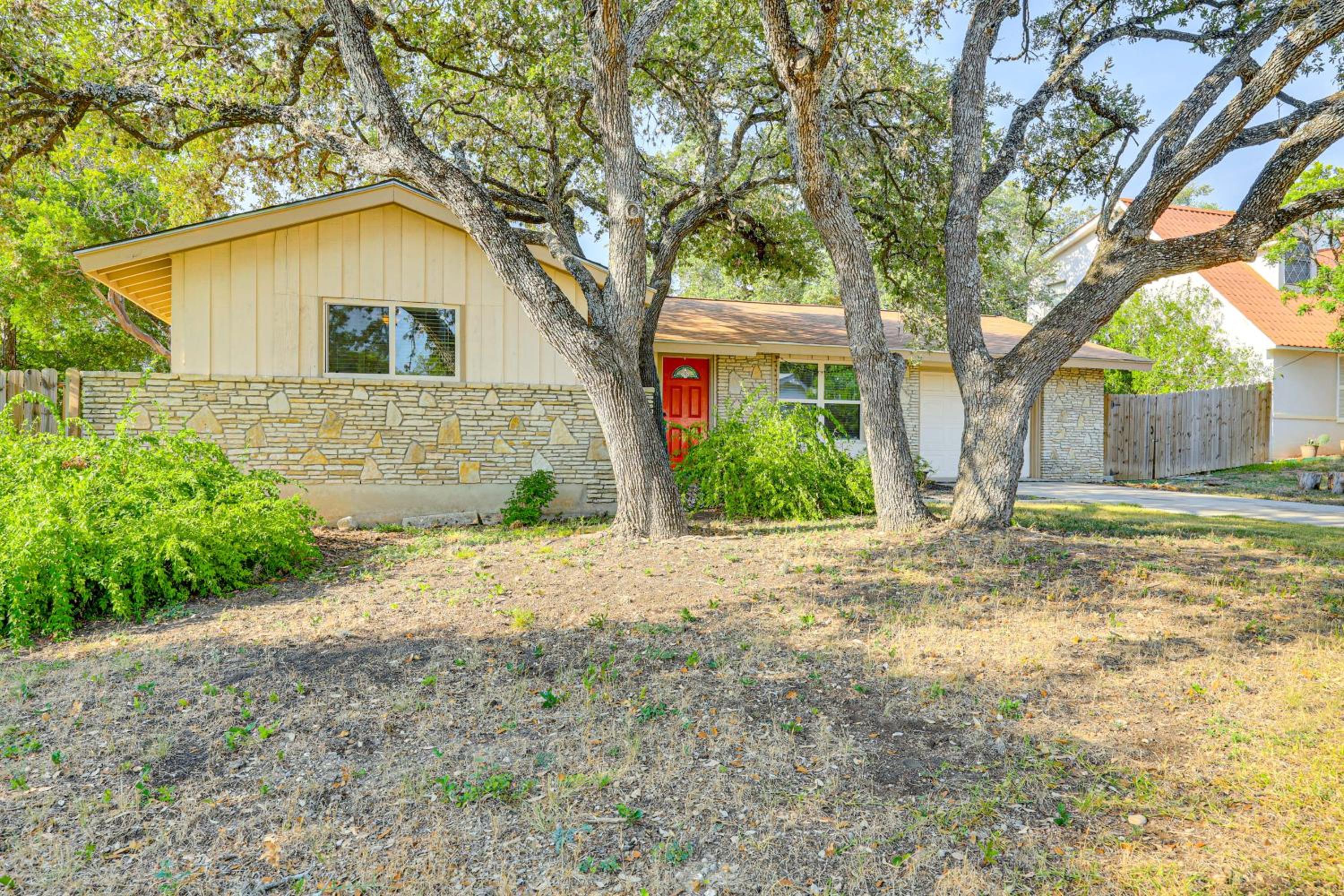 Large Yard Home 9 Mi to San Antonio River Walk