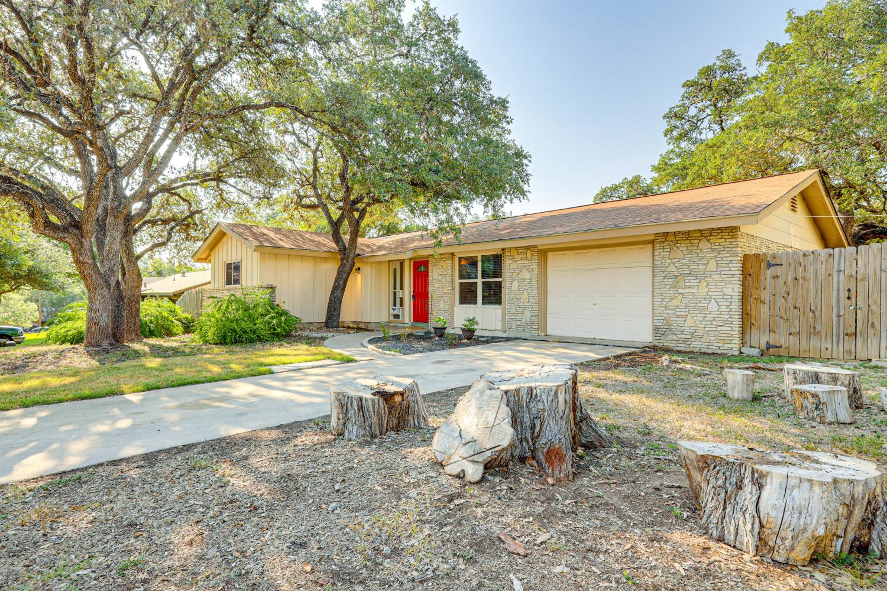Large Yard Home 9 Mi to San Antonio River Walk