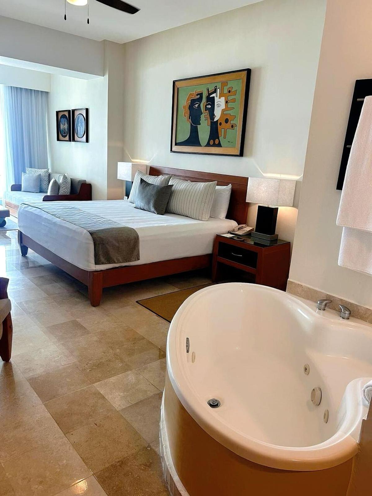Grand Ocean Breeze Acapulco