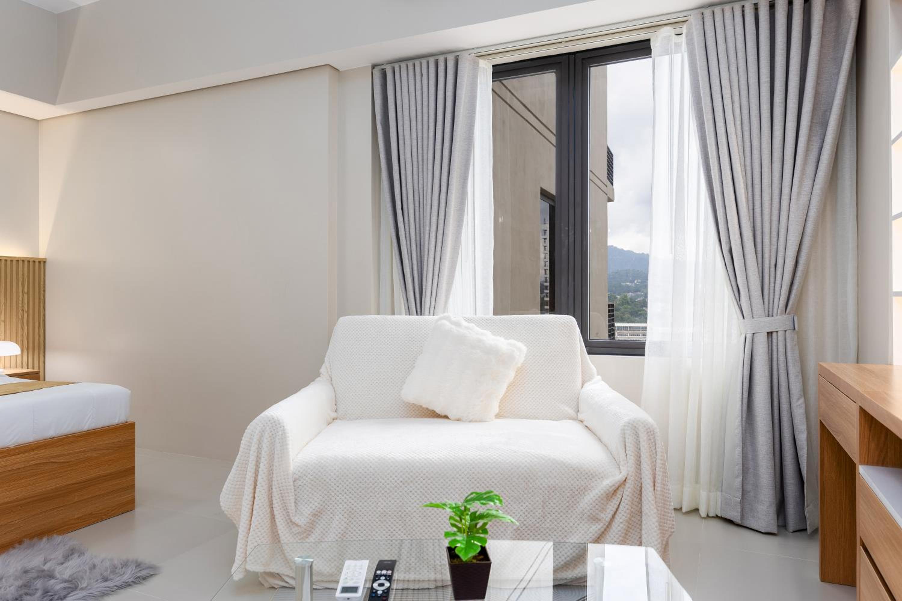 30sqm studio, Queen sized bed, 15th floor, Baseline Prestige Fuente Osmeña Cebu City