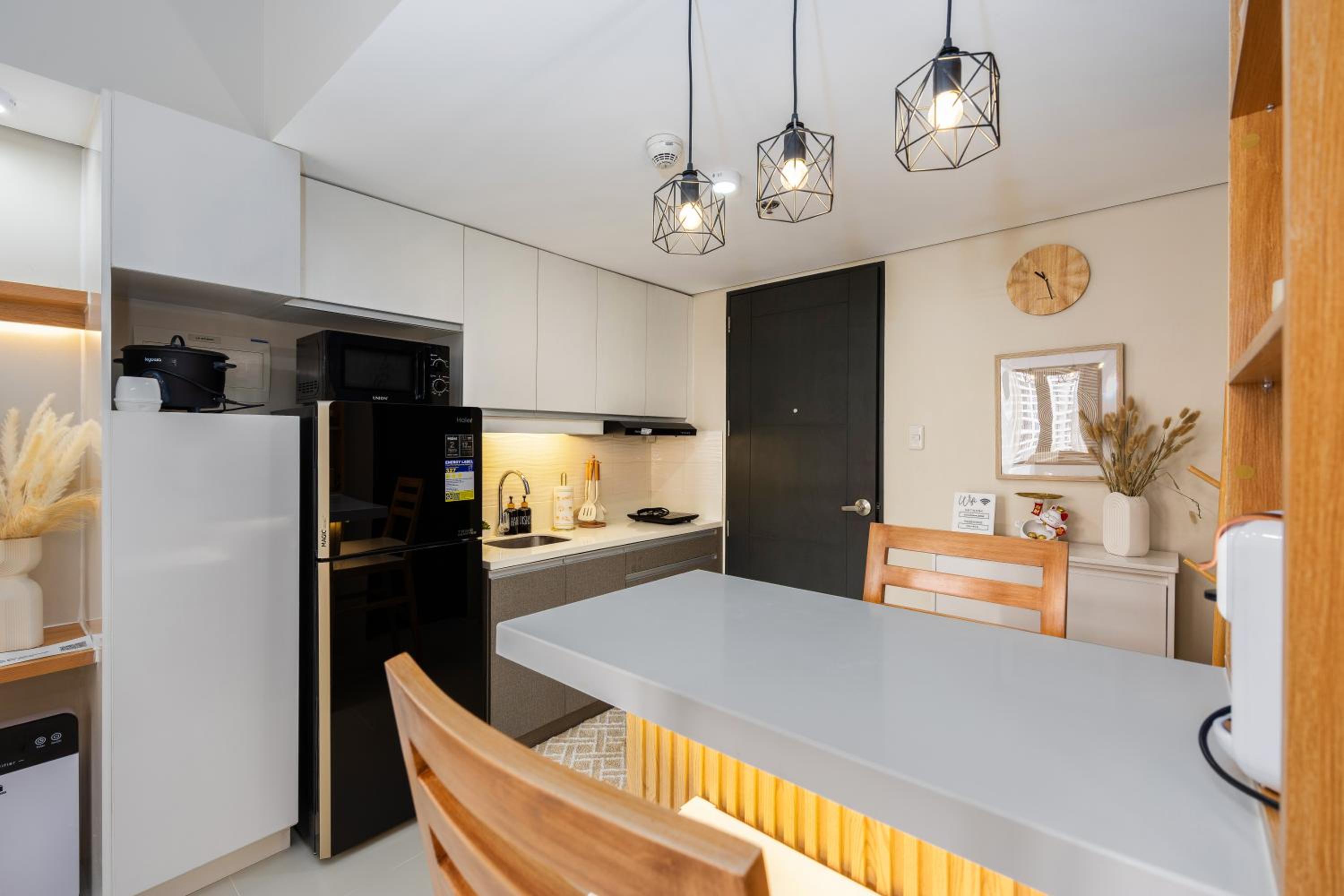 30sqm studio, Queen sized bed, 15th floor, Baseline Prestige Fuente Osmeña Cebu City