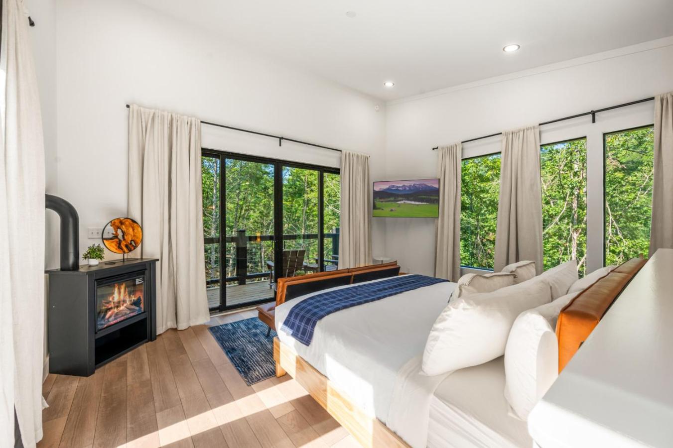 Honeyscape Treehouse HotTub Intimate Getaway Firepit