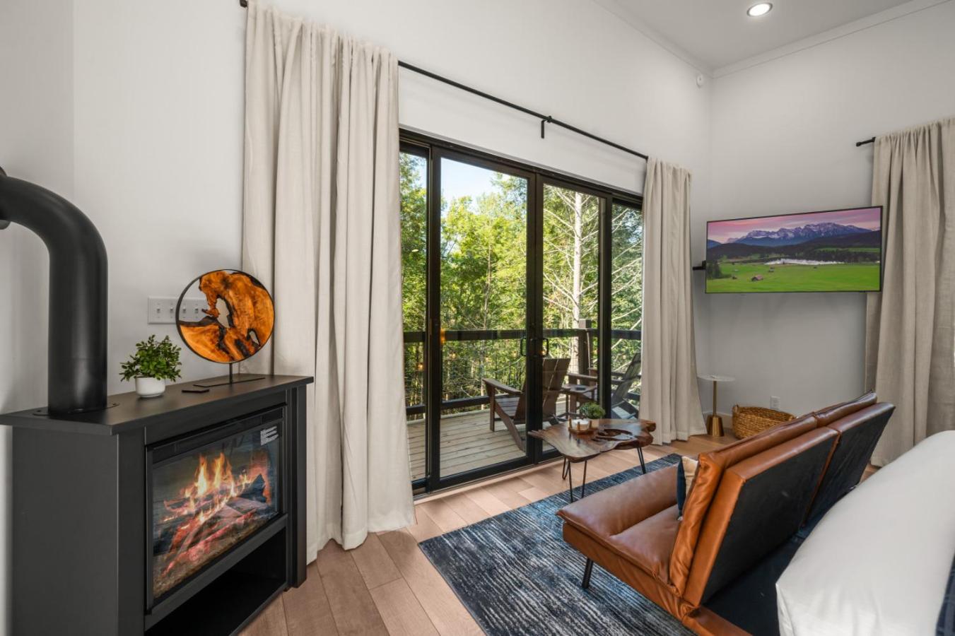 Honeyscape Treehouse HotTub Intimate Getaway Firepit