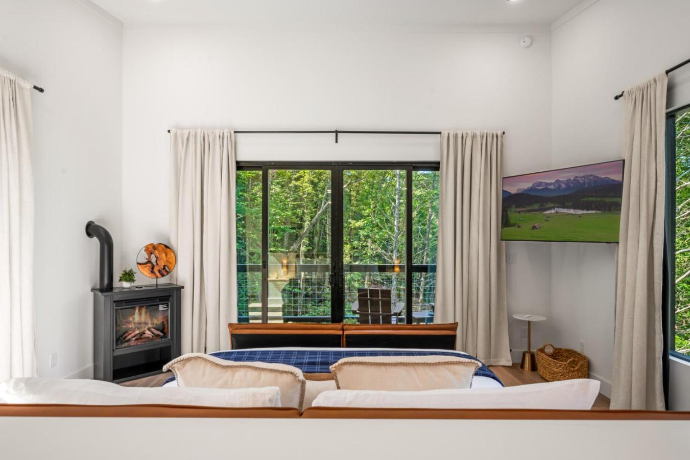 Honeyscape Treehouse HotTub Intimate Getaway Firepit
