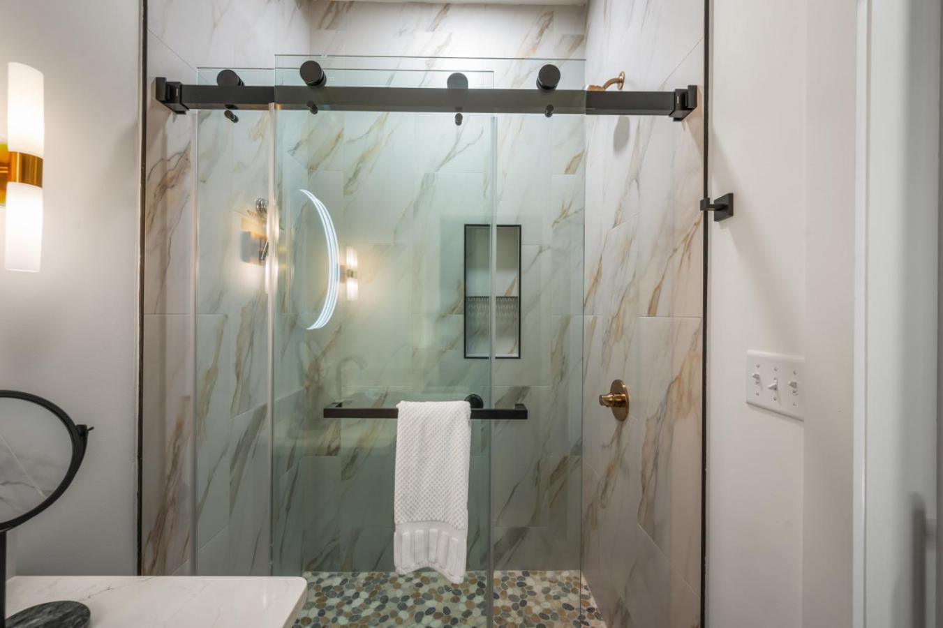 Honeyscape Treehouse HotTub Intimate Getaway Firepit