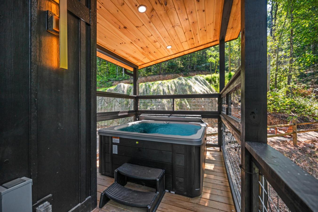 Honeyscape Treehouse HotTub Intimate Getaway Firepit