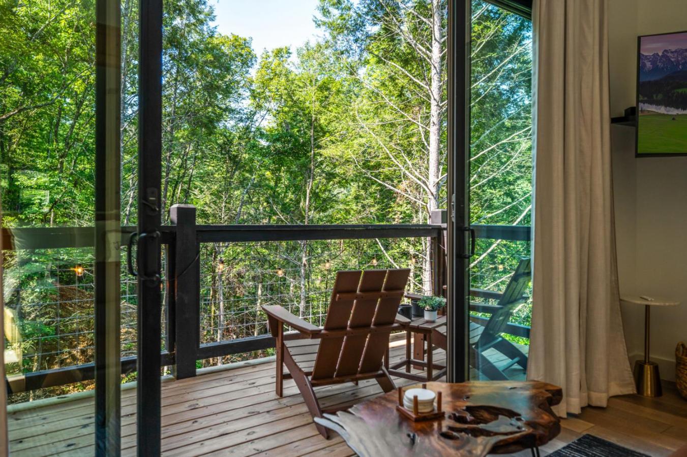 Honeyscape Treehouse HotTub Intimate Getaway Firepit