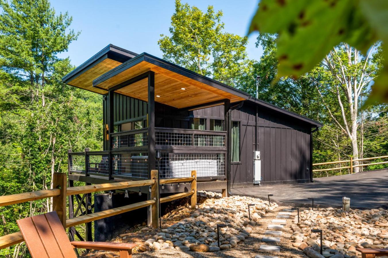Honeyscape Treehouse HotTub Intimate Getaway Firepit