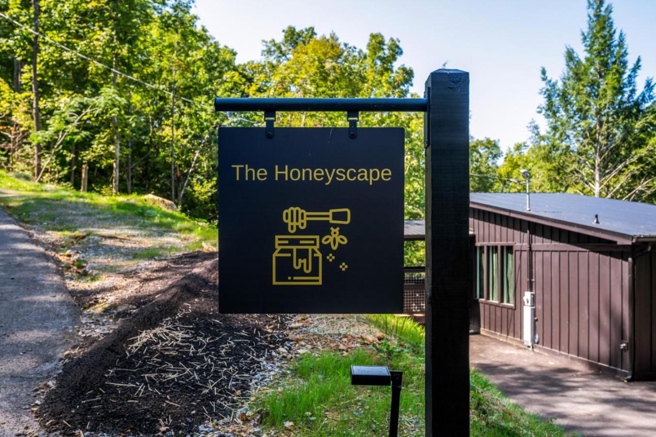 Honeyscape Treehouse HotTub Intimate Getaway Firepit