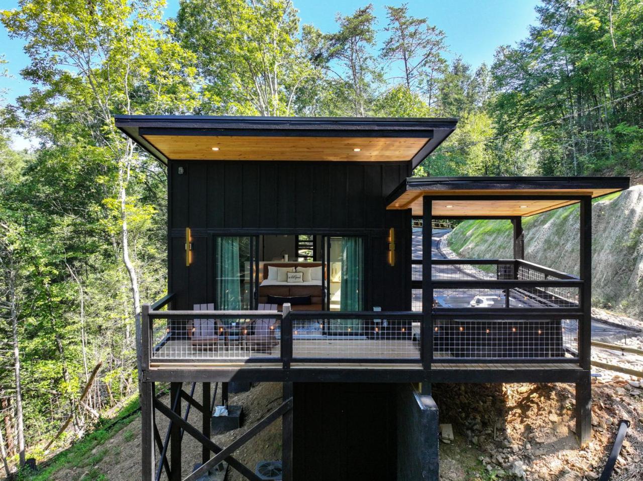 Honeyscape Treehouse HotTub Intimate Getaway Firepit