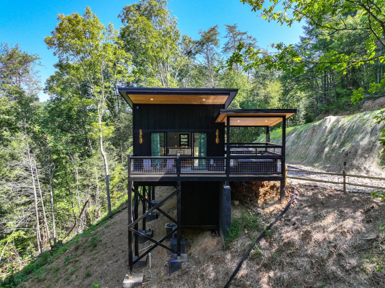 Honeyscape Treehouse HotTub Intimate Getaway Firepit