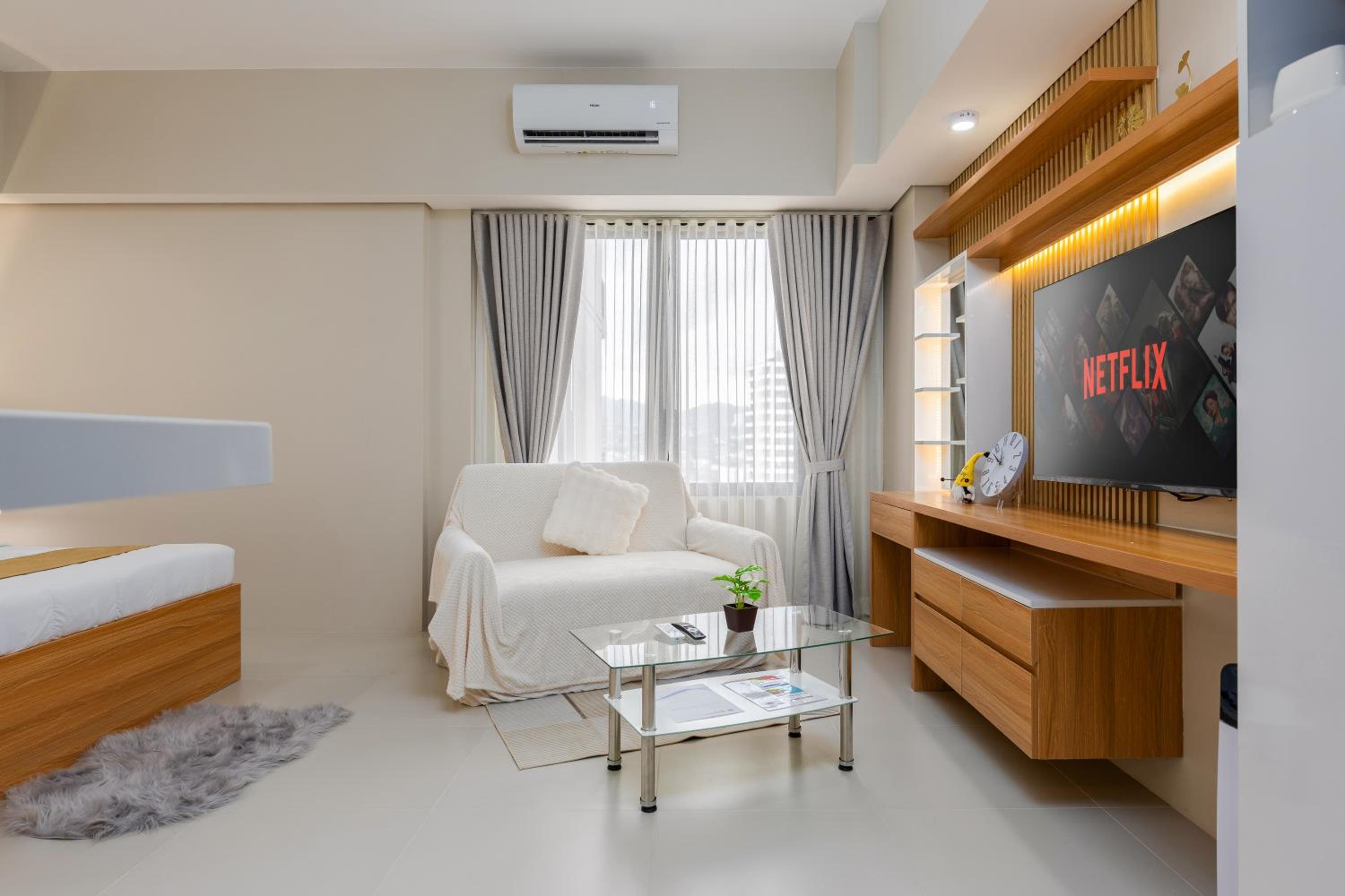30sqm studio, Queen sized bed, 15th floor, Baseline Prestige Fuente Osmeña Cebu City