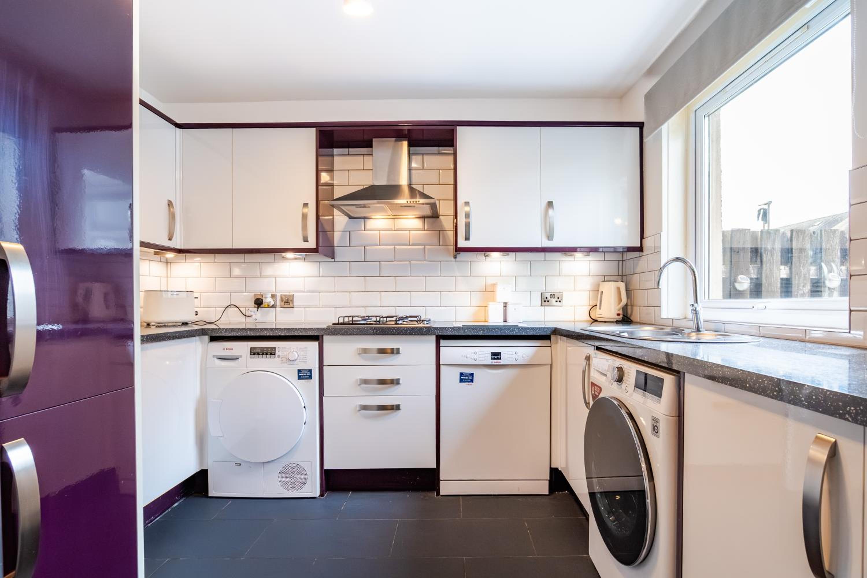 2Bed House-Free Parking- by Holiday Homes