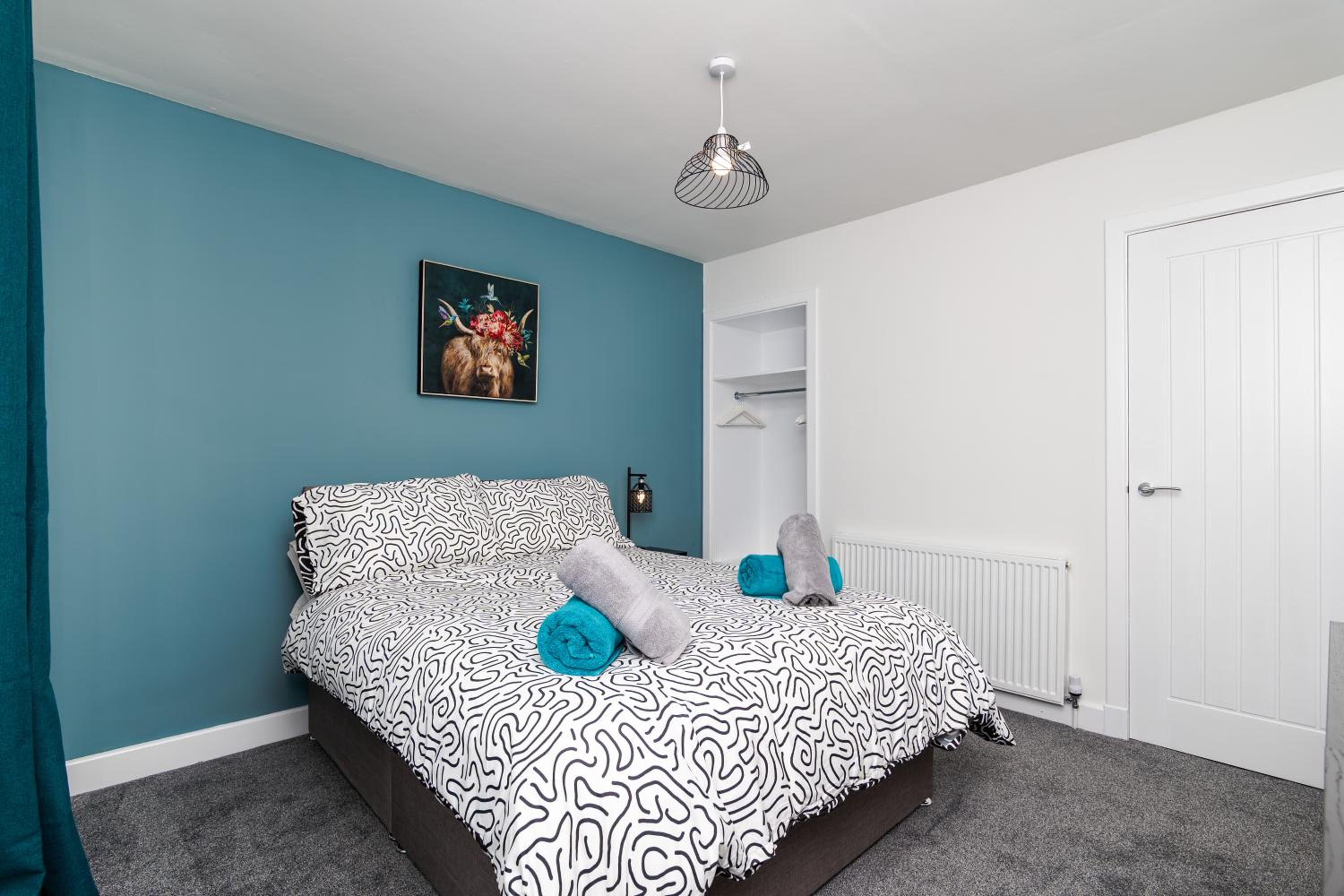 2Bed House-Free Parking- by Holiday Homes