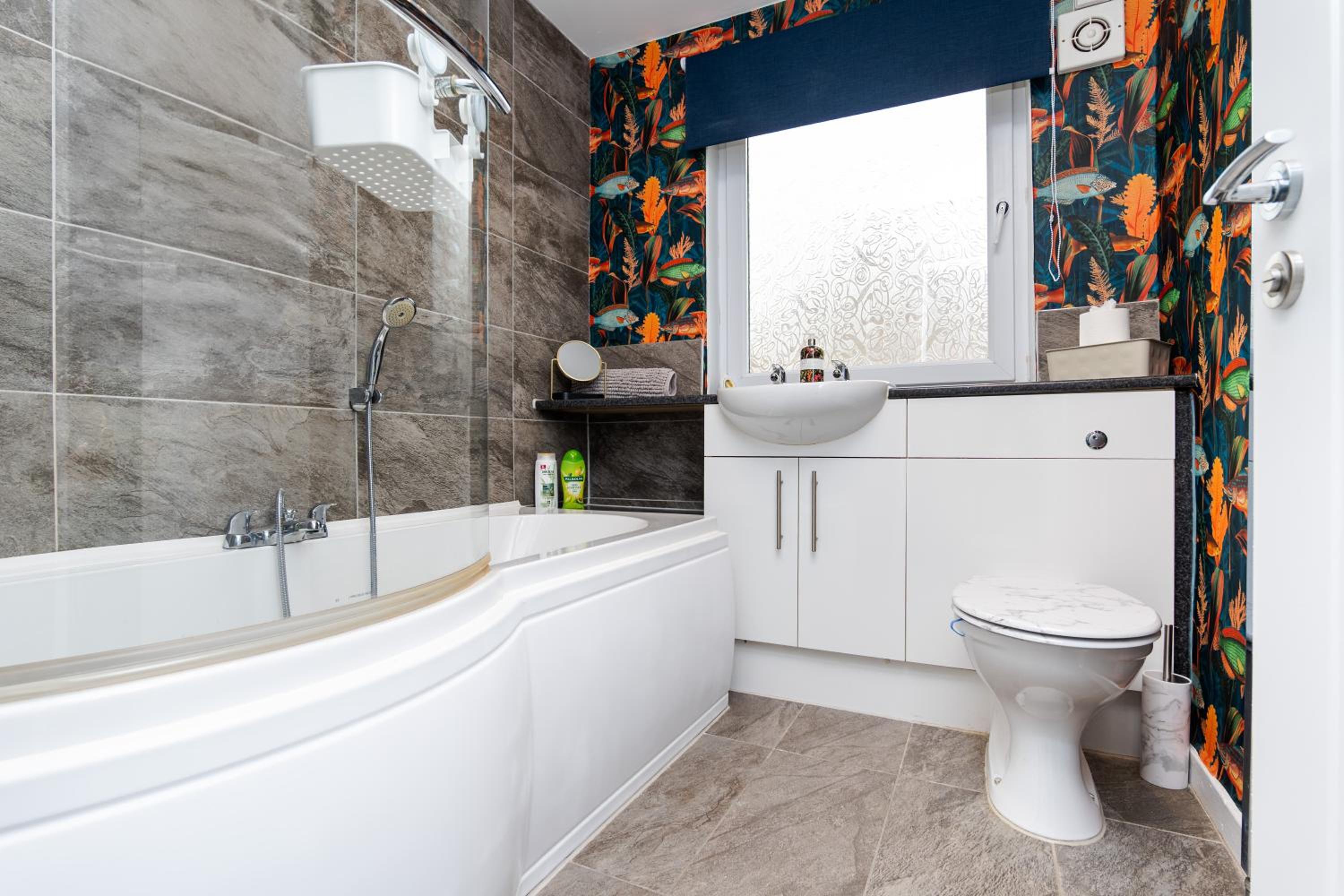 2Bed House-Free Parking- by Holiday Homes