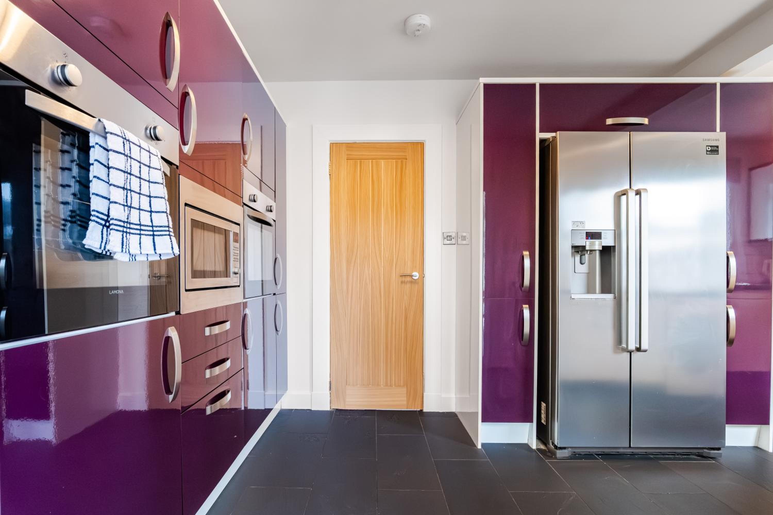 2Bed House-Free Parking- by Holiday Homes