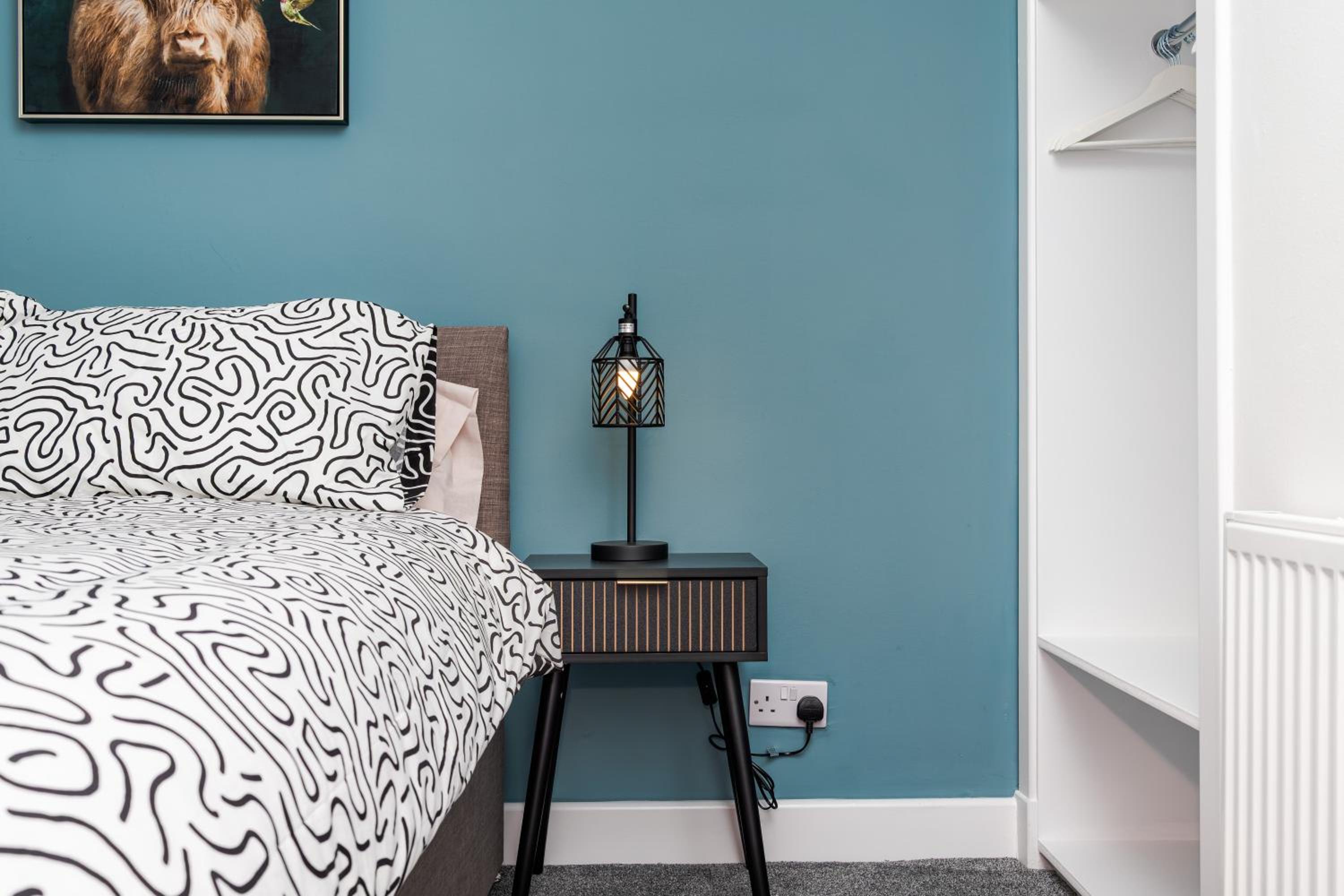 2Bed House-Free Parking- by Holiday Homes