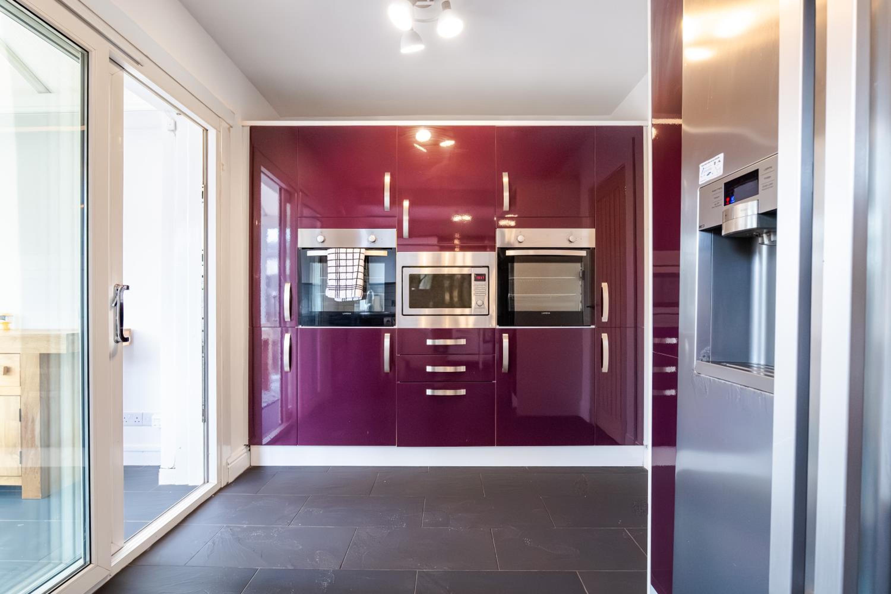2Bed House-Free Parking- by Holiday Homes