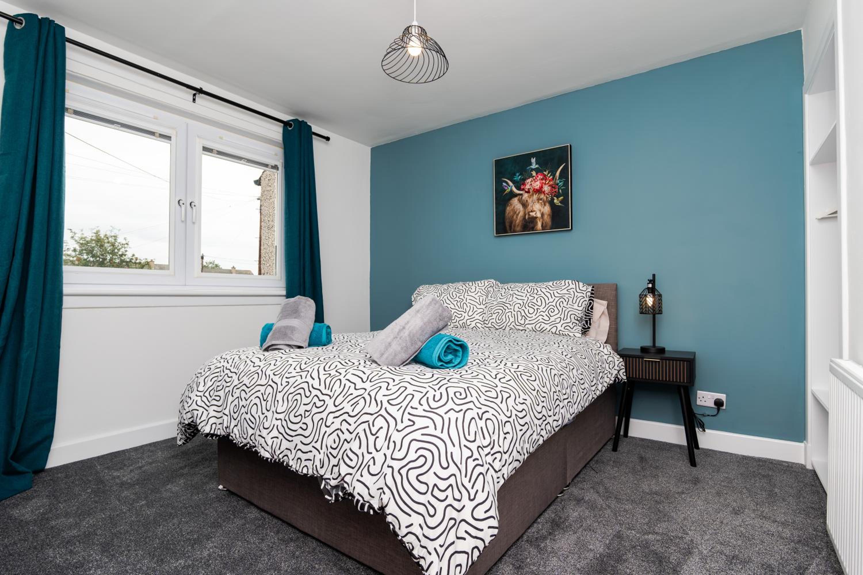 2Bed House-Free Parking- by Holiday Homes
