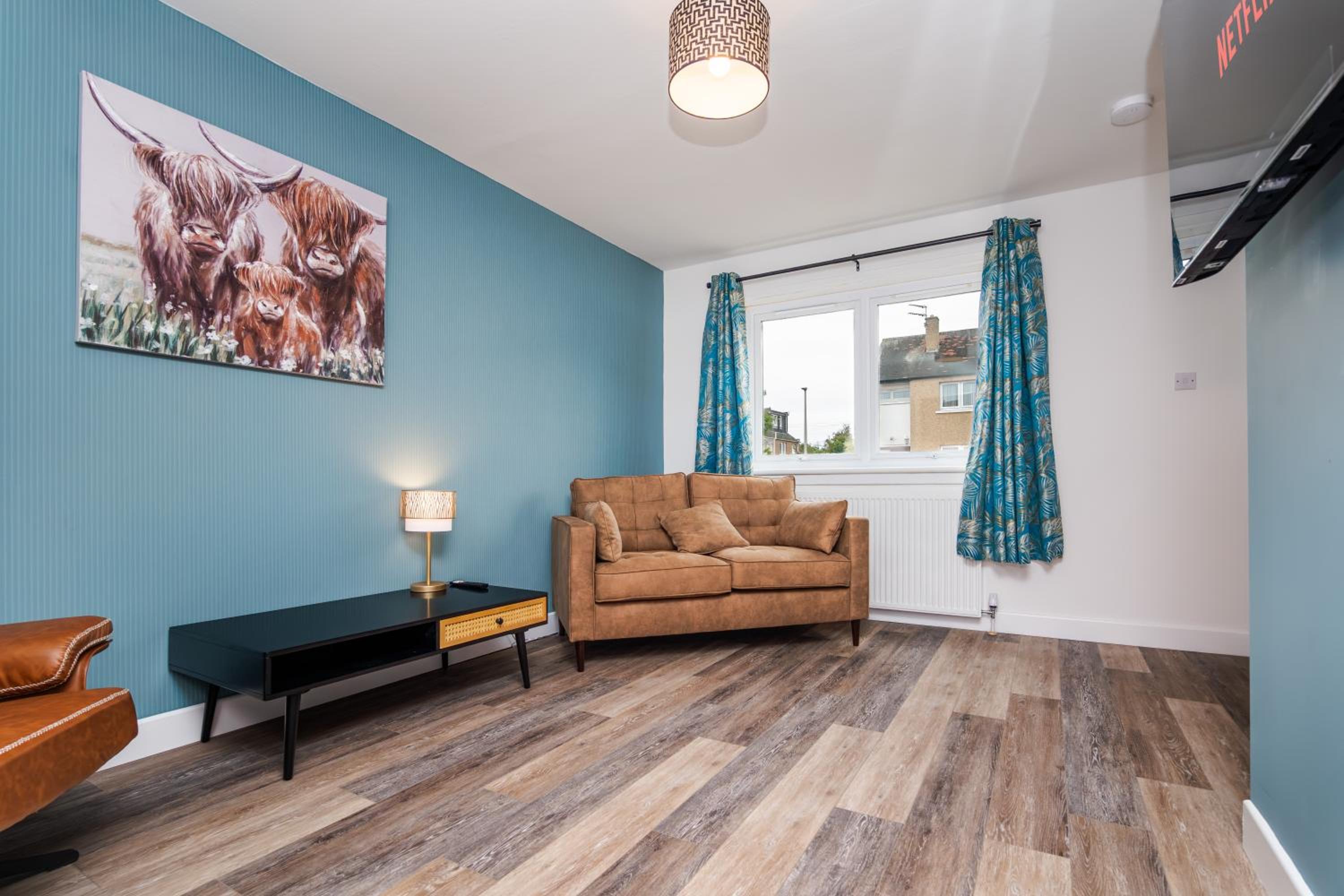 2Bed House-Free Parking- by Holiday Homes