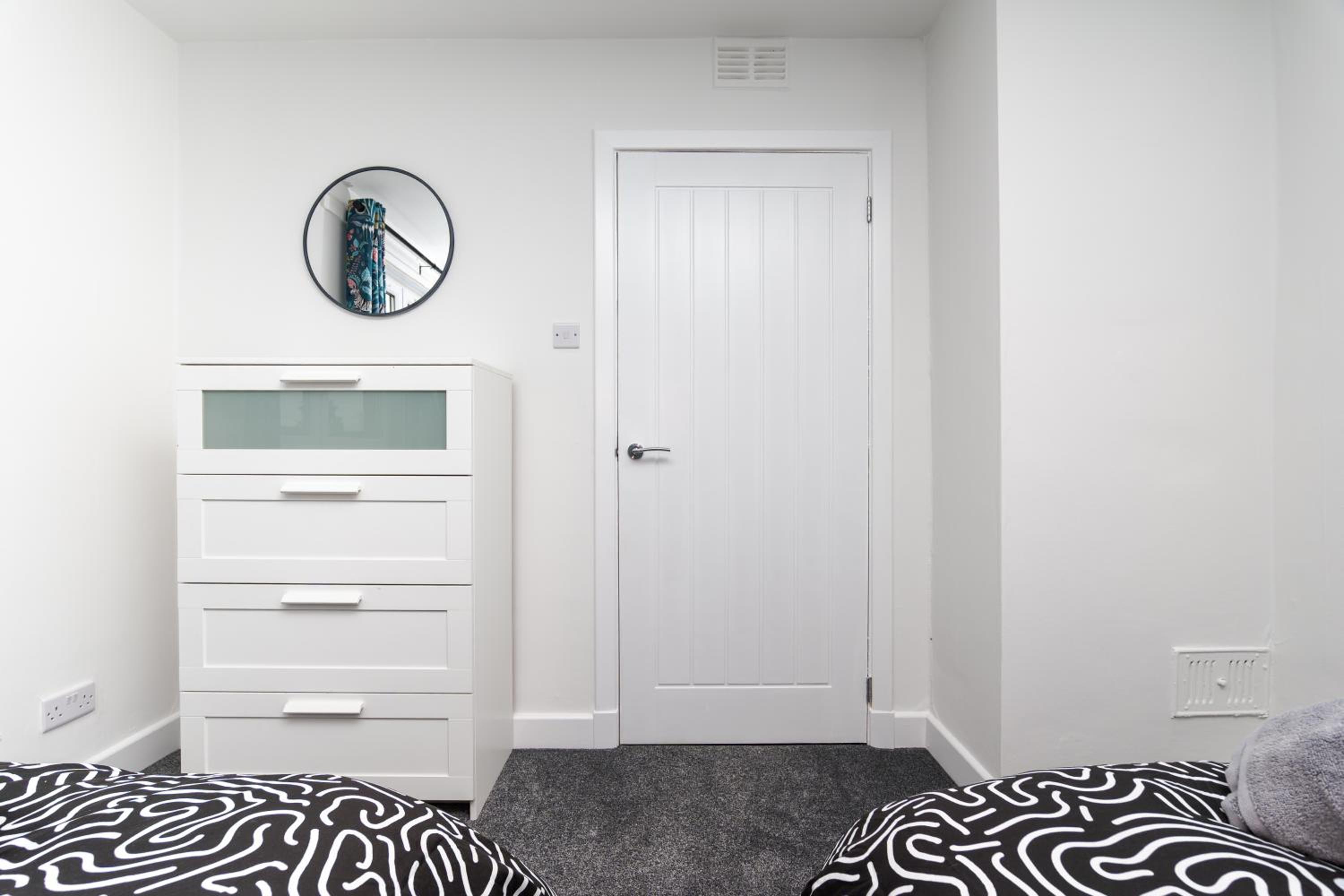 2Bed House-Free Parking- by Holiday Homes