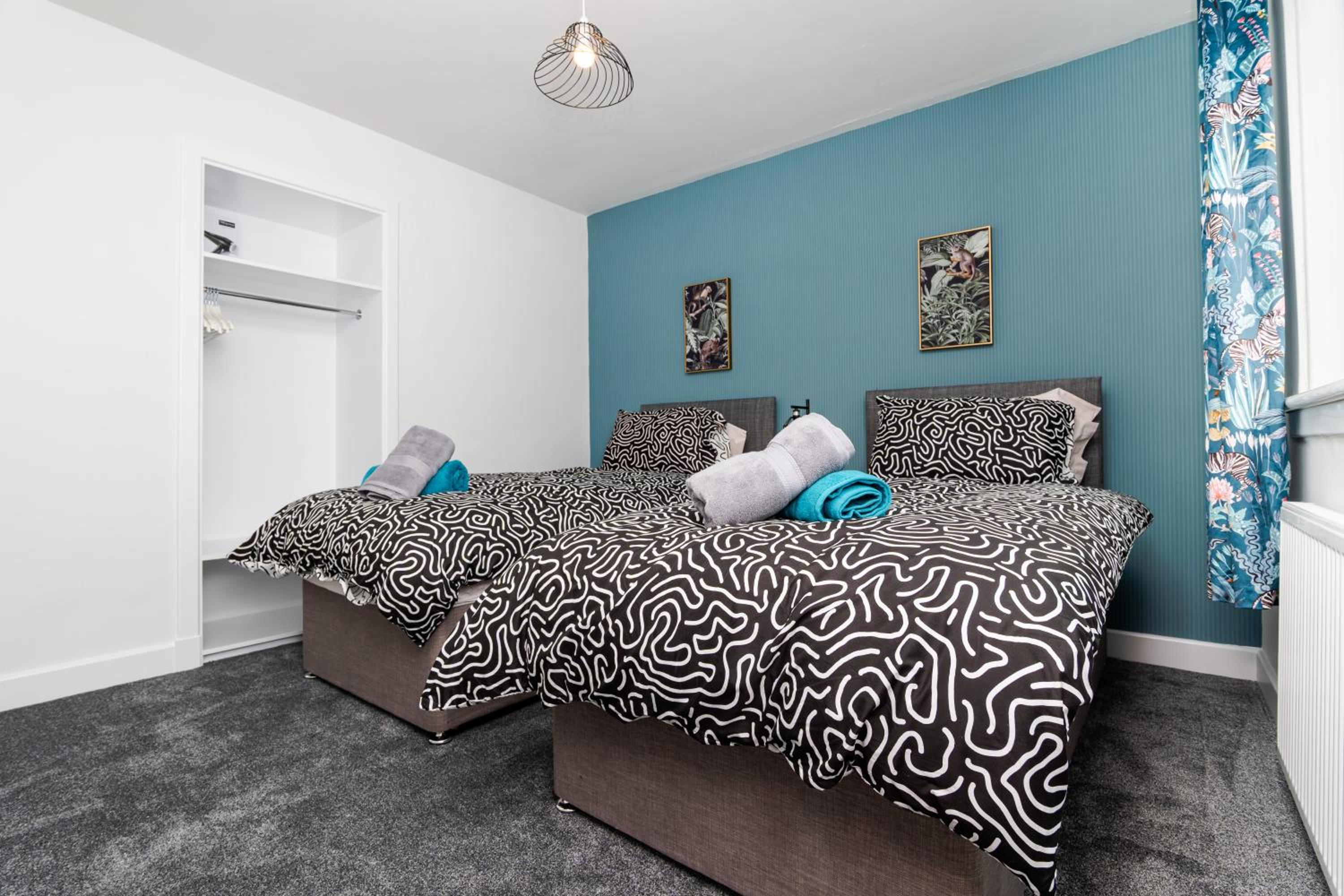 2Bed House-Free Parking- by Holiday Homes