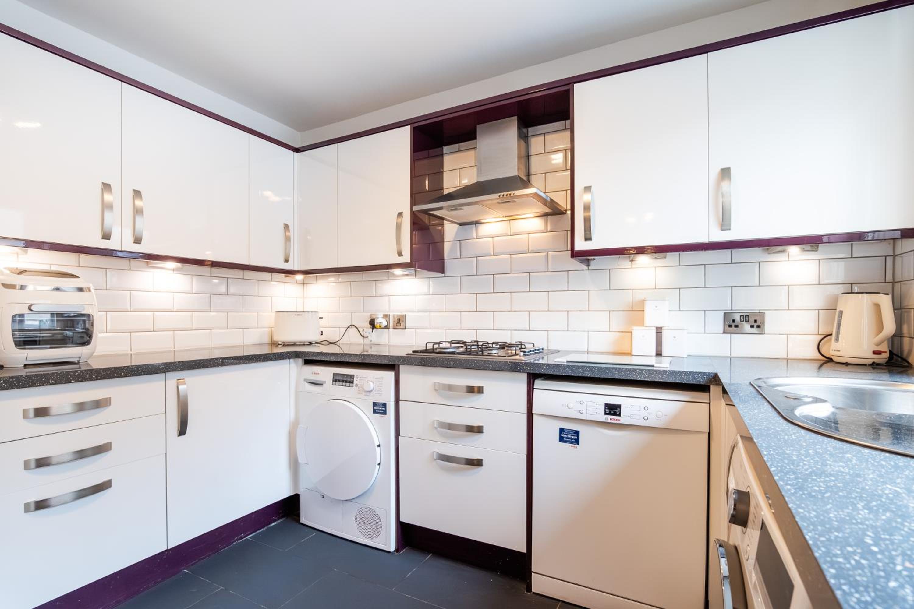 2Bed House-Free Parking- by Holiday Homes