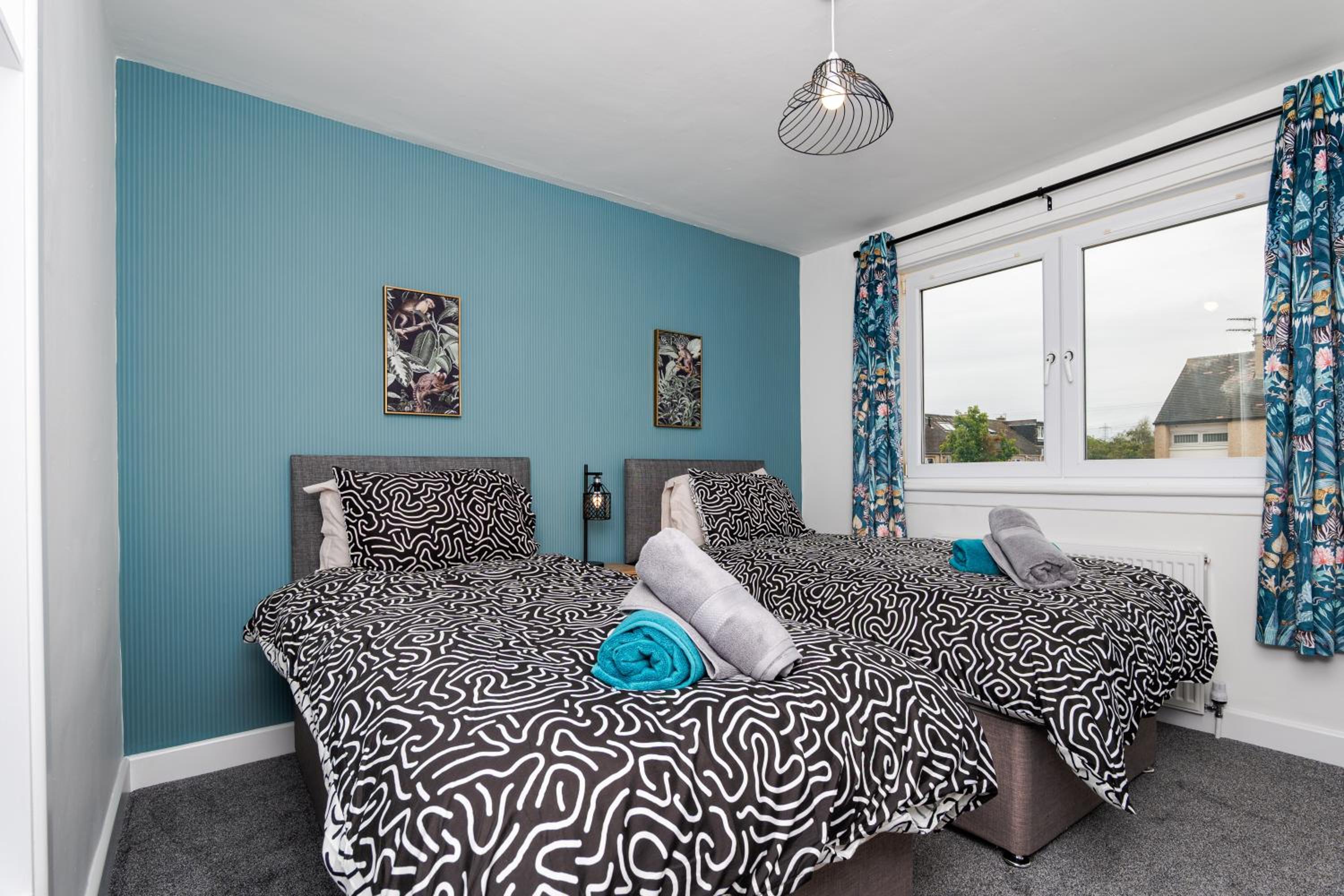 2Bed House-Free Parking- by Holiday Homes