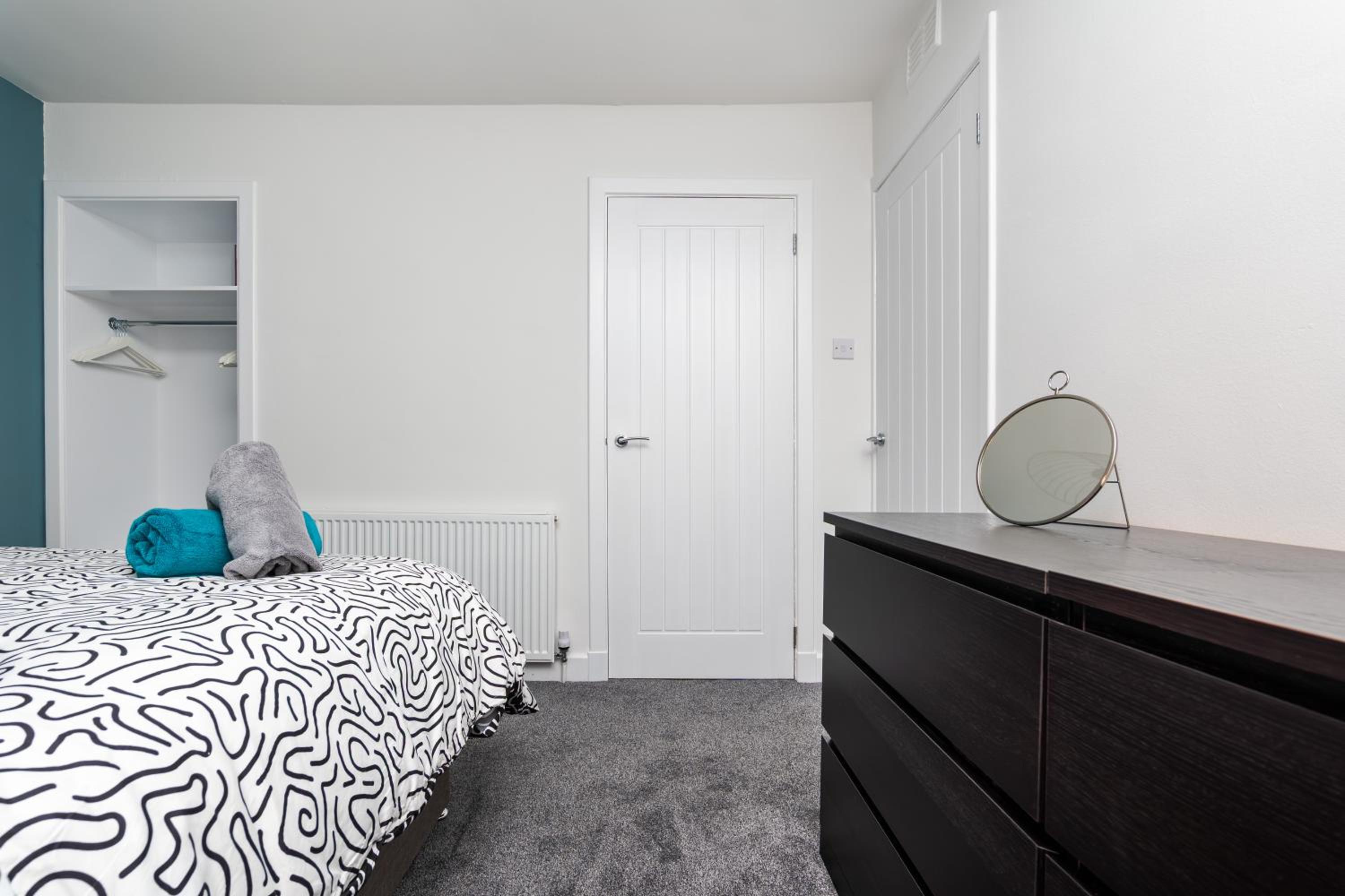 2Bed House-Free Parking- by Holiday Homes