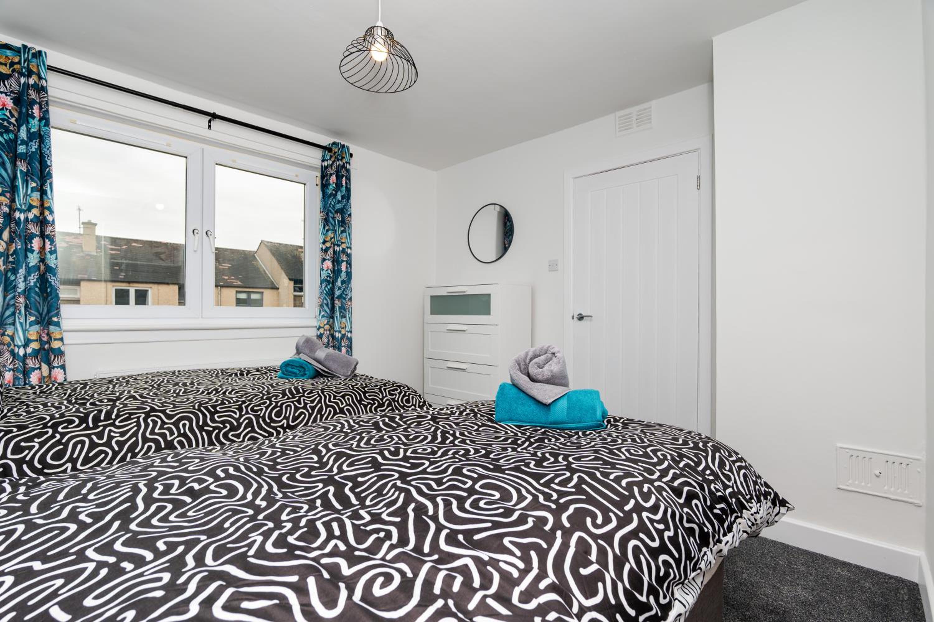 2Bed House-Free Parking- by Holiday Homes