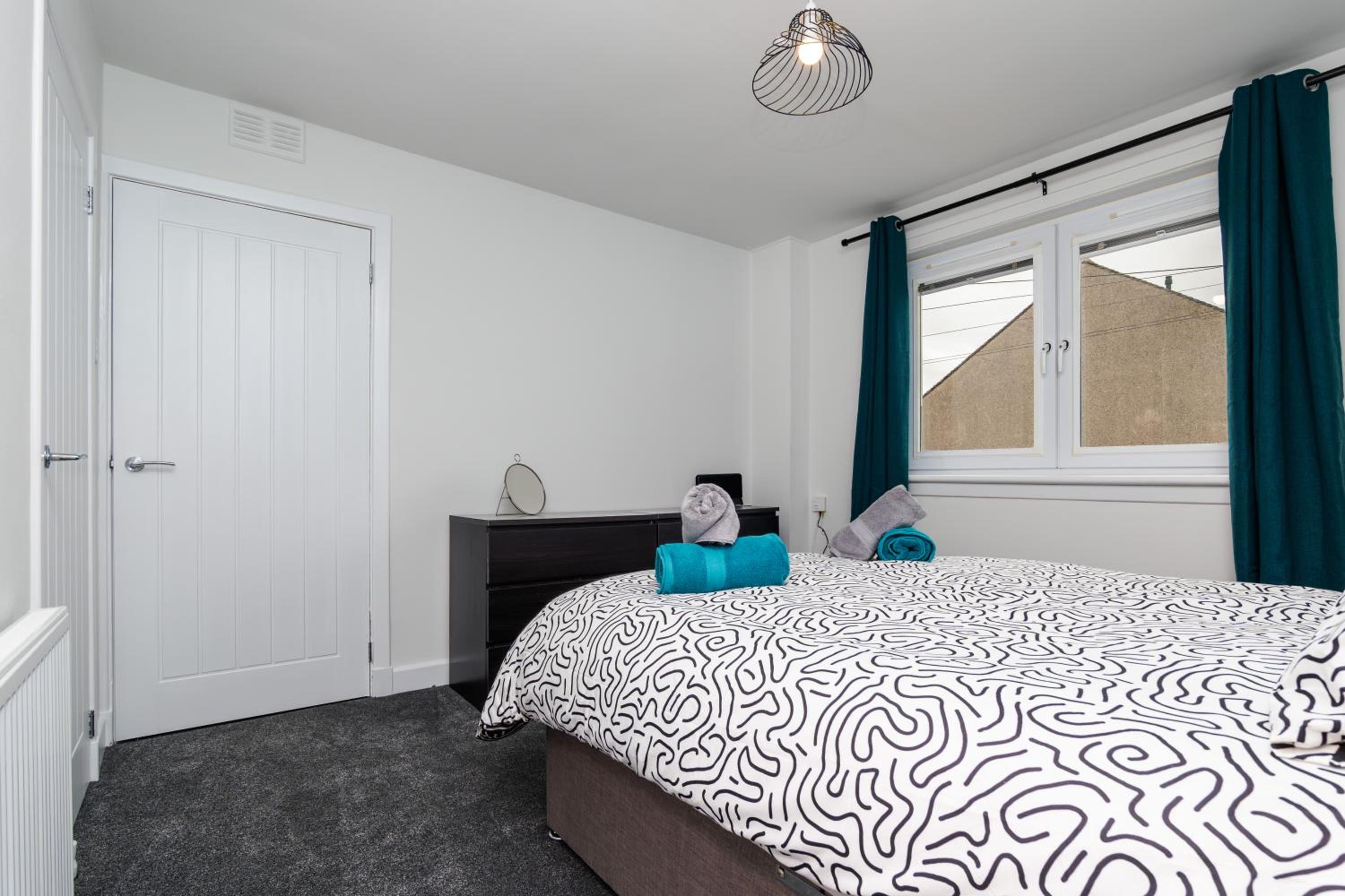 2Bed House-Free Parking- by Holiday Homes