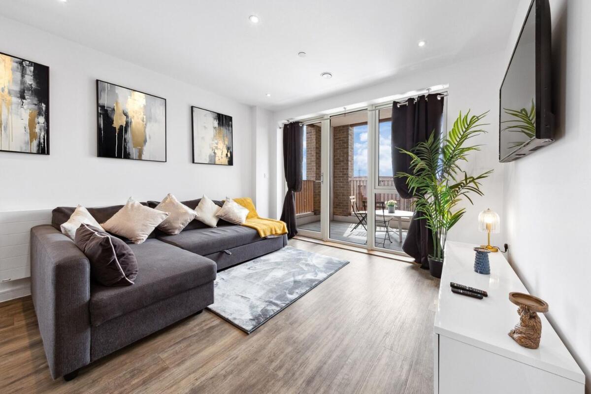 Fantastic 2 bed Flat with view IG11