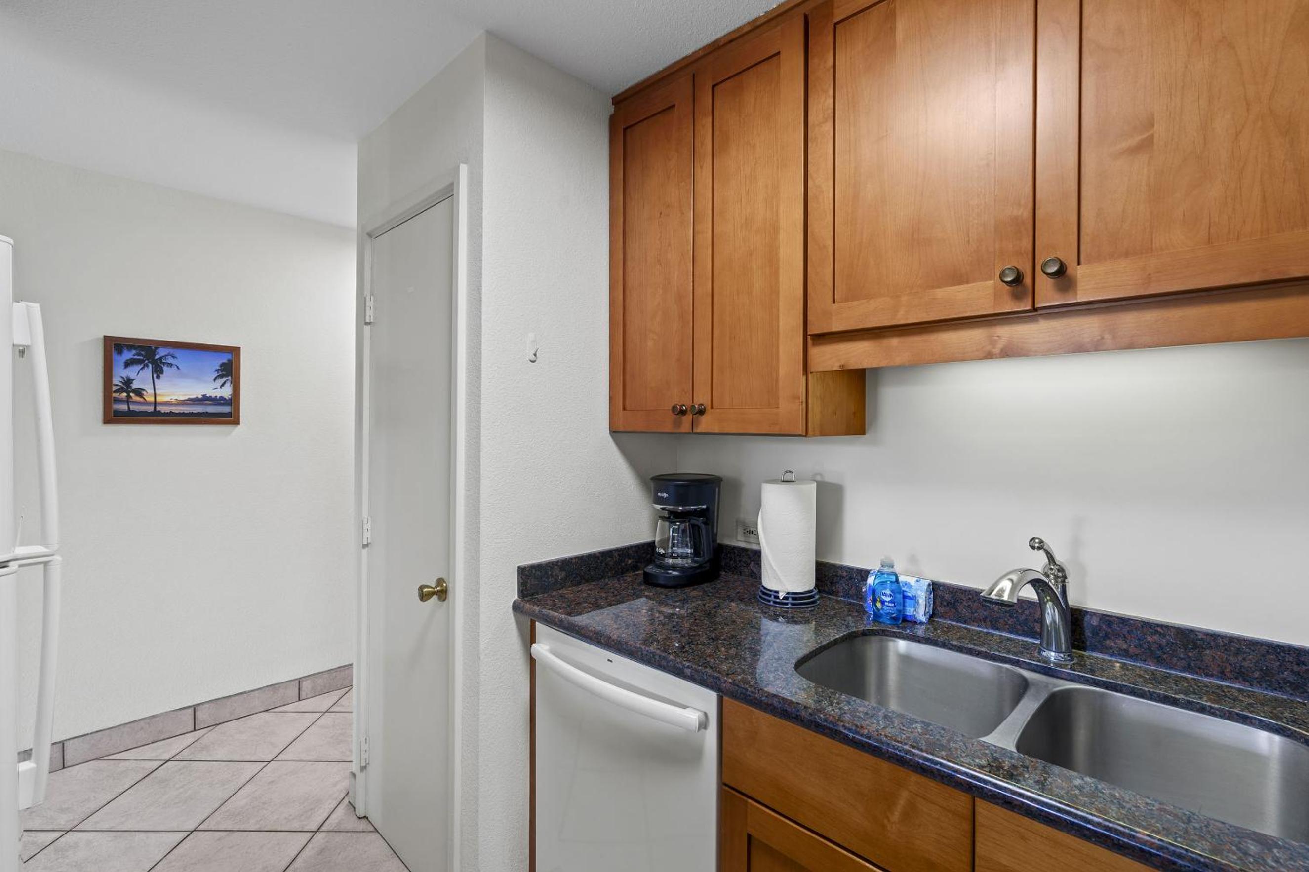 Kamaole Sands 7-206 - Renovated, Courtyard Views, Steps to the Beach, AC