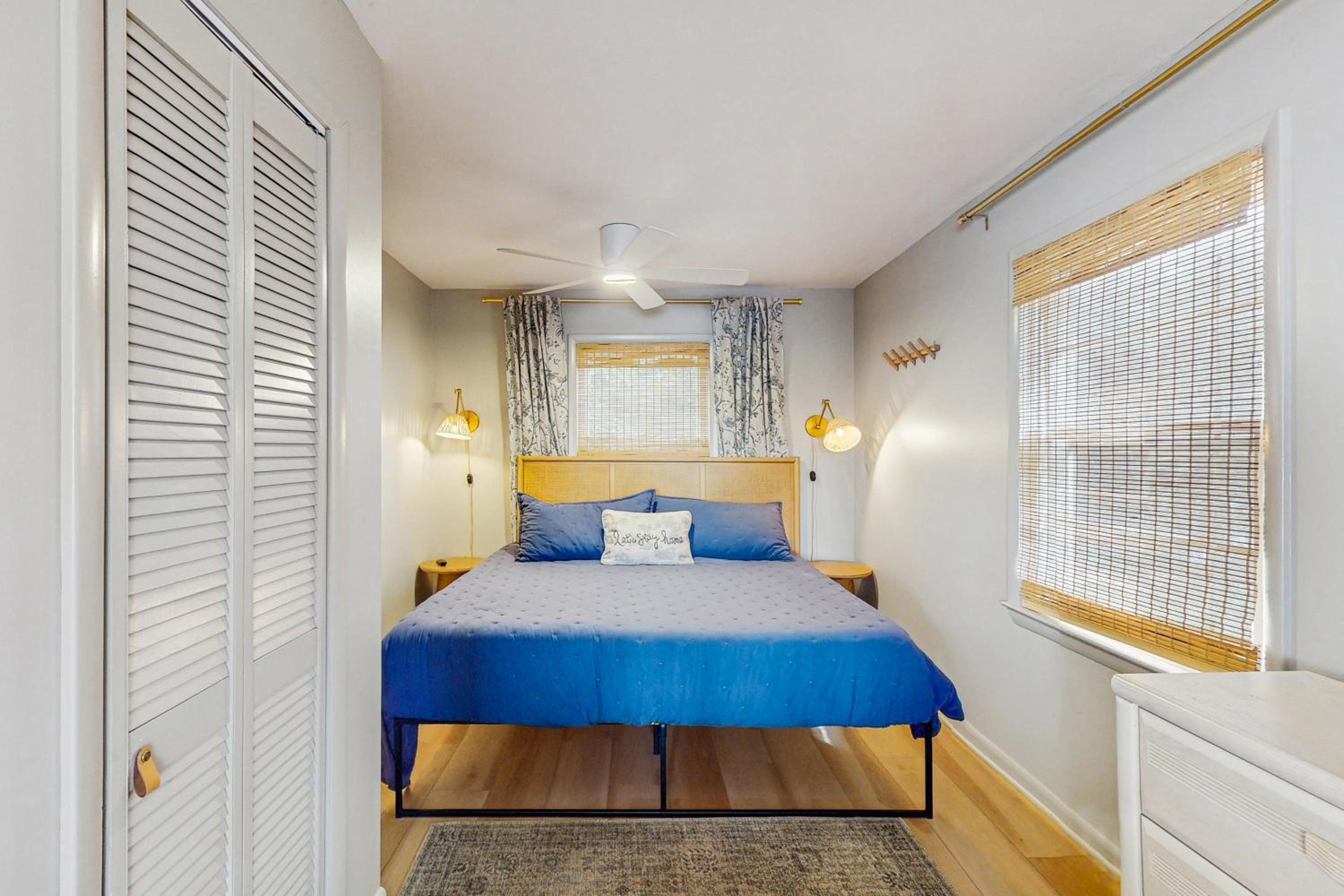 Steps to Sea and Sand! Top-Floor Surf City Retreat