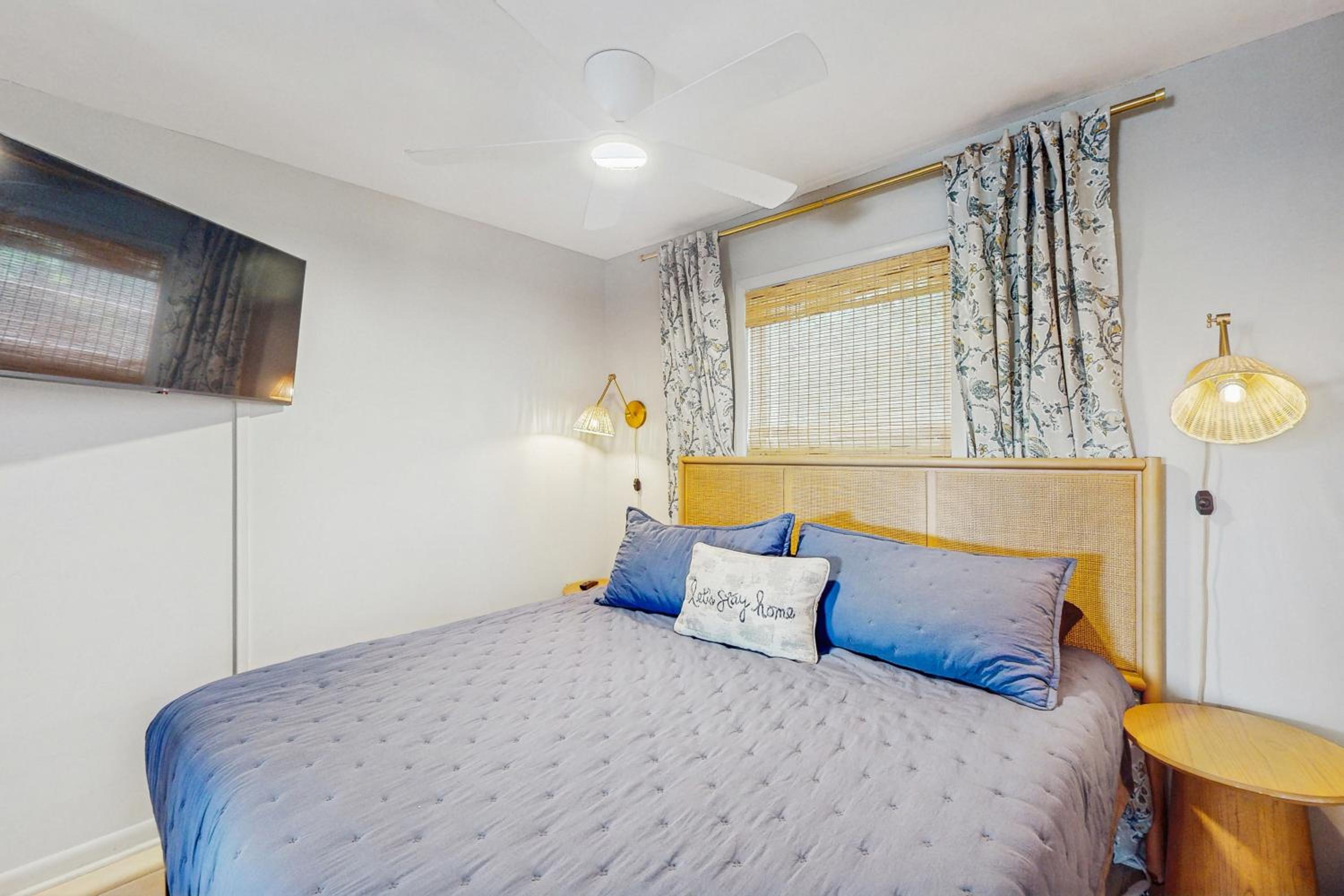 Steps to Sea and Sand! Top-Floor Surf City Retreat