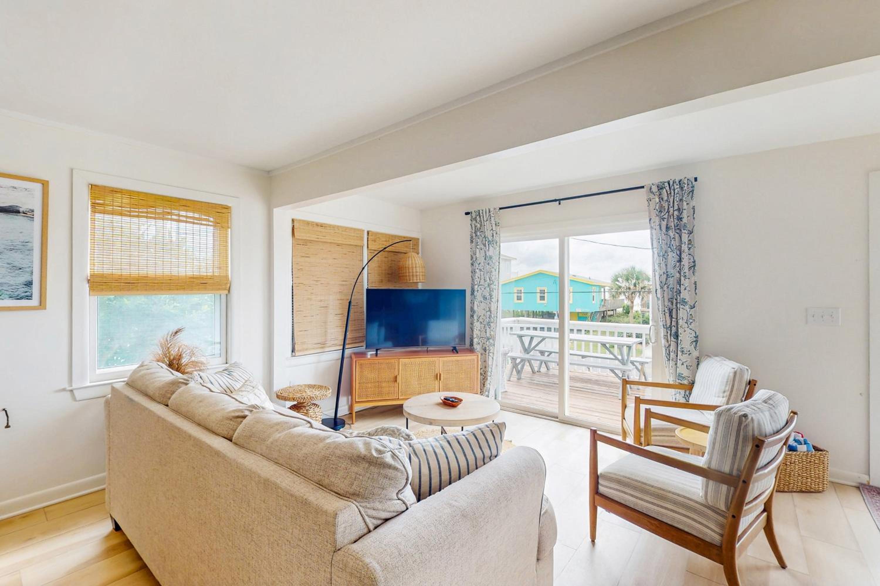 Steps to Sea and Sand! Top-Floor Surf City Retreat
