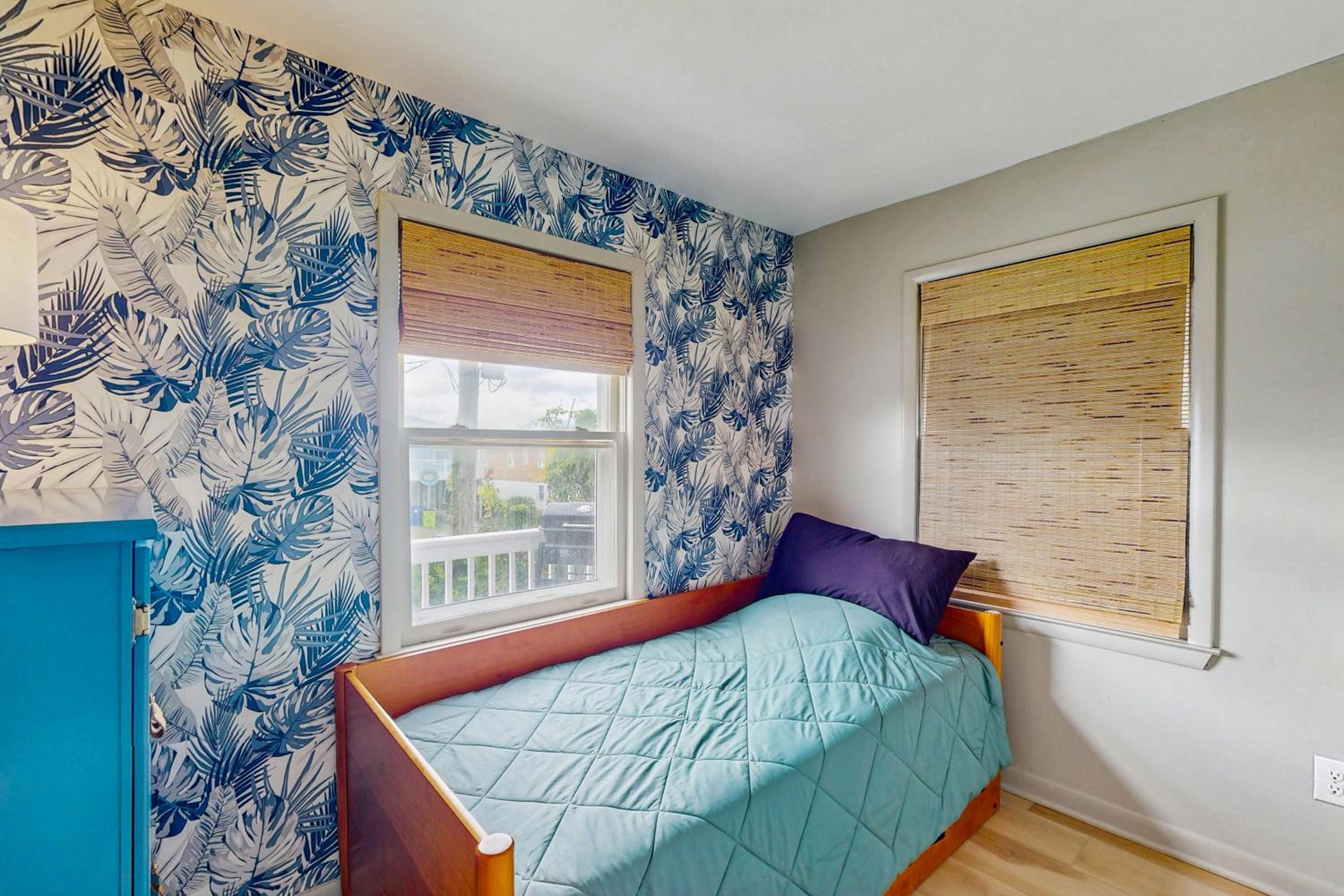 Steps to Sea and Sand! Top-Floor Surf City Retreat
