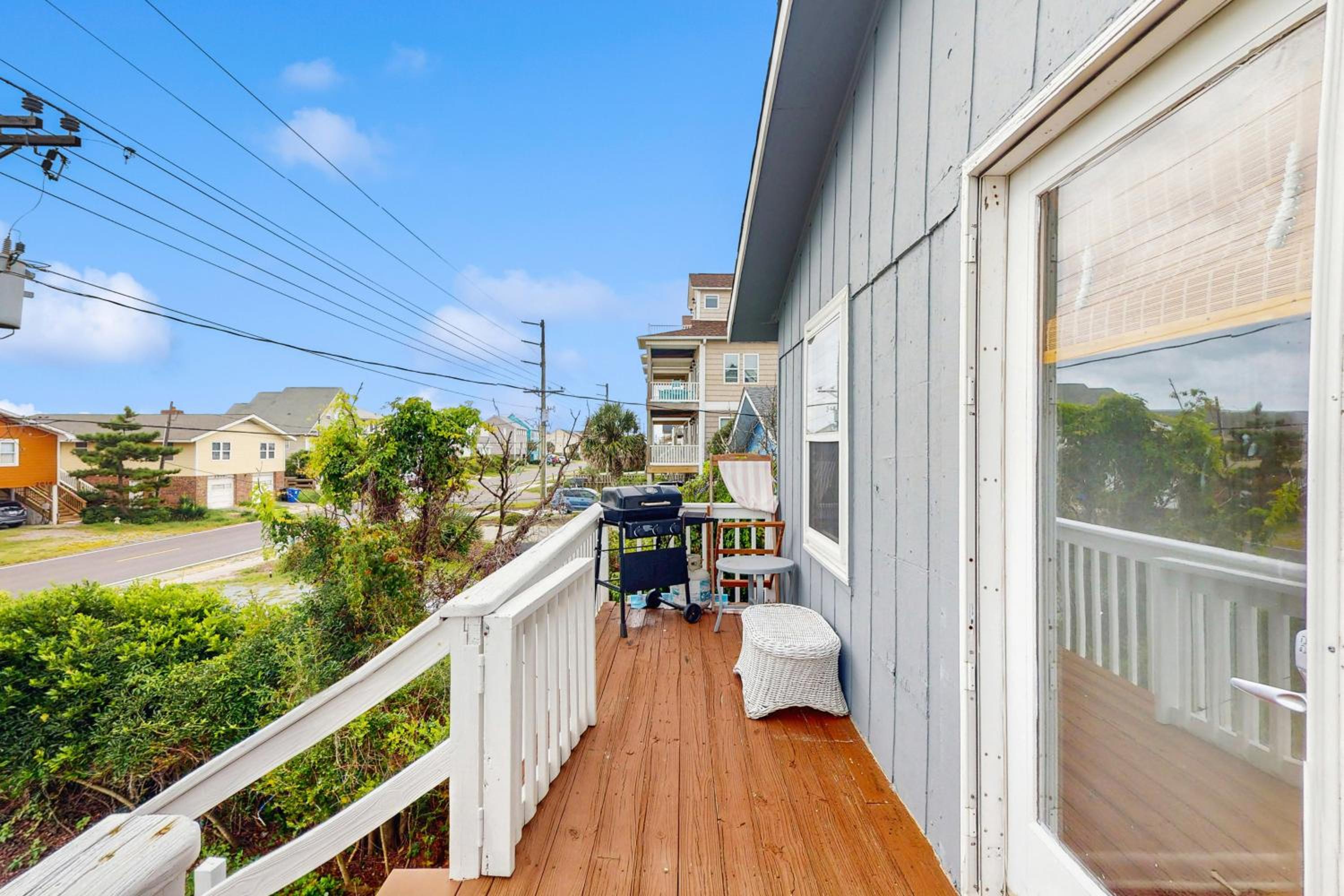 Steps to Sea and Sand! Top-Floor Surf City Retreat